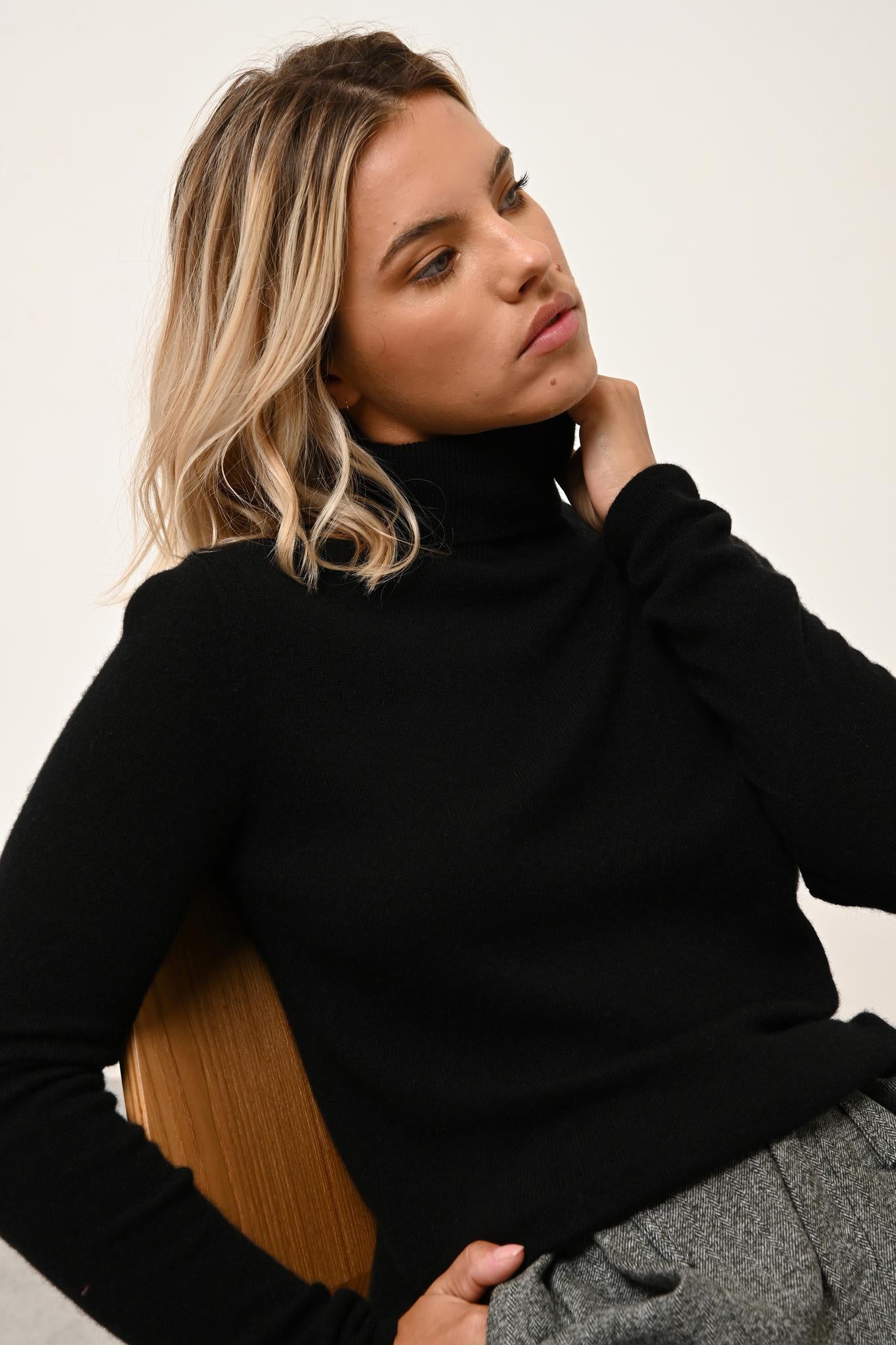 AVA pull col roulé noir