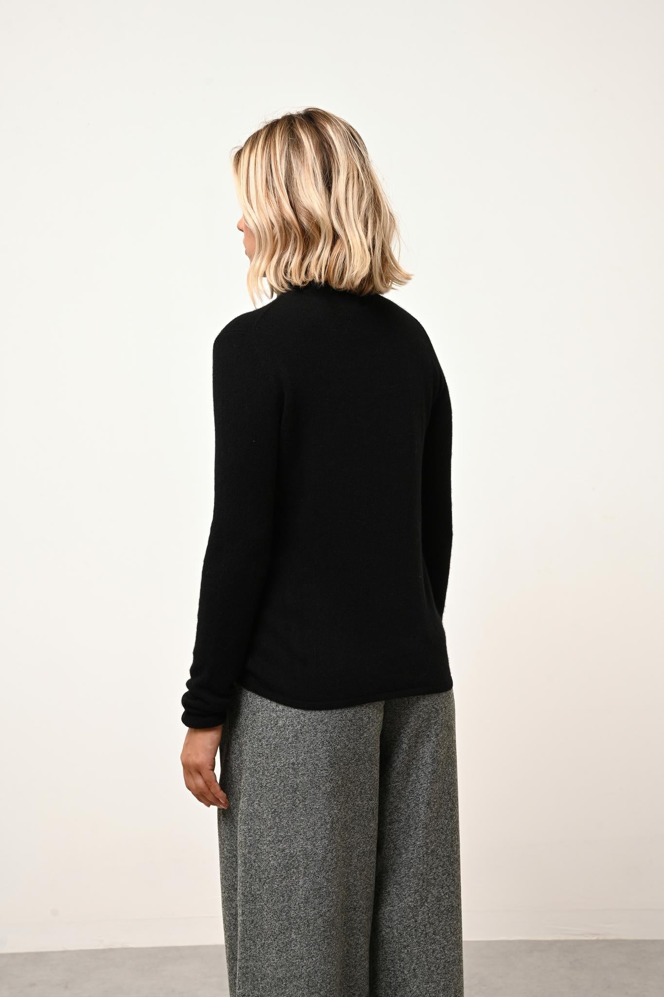 AVA pull col roulé noir
