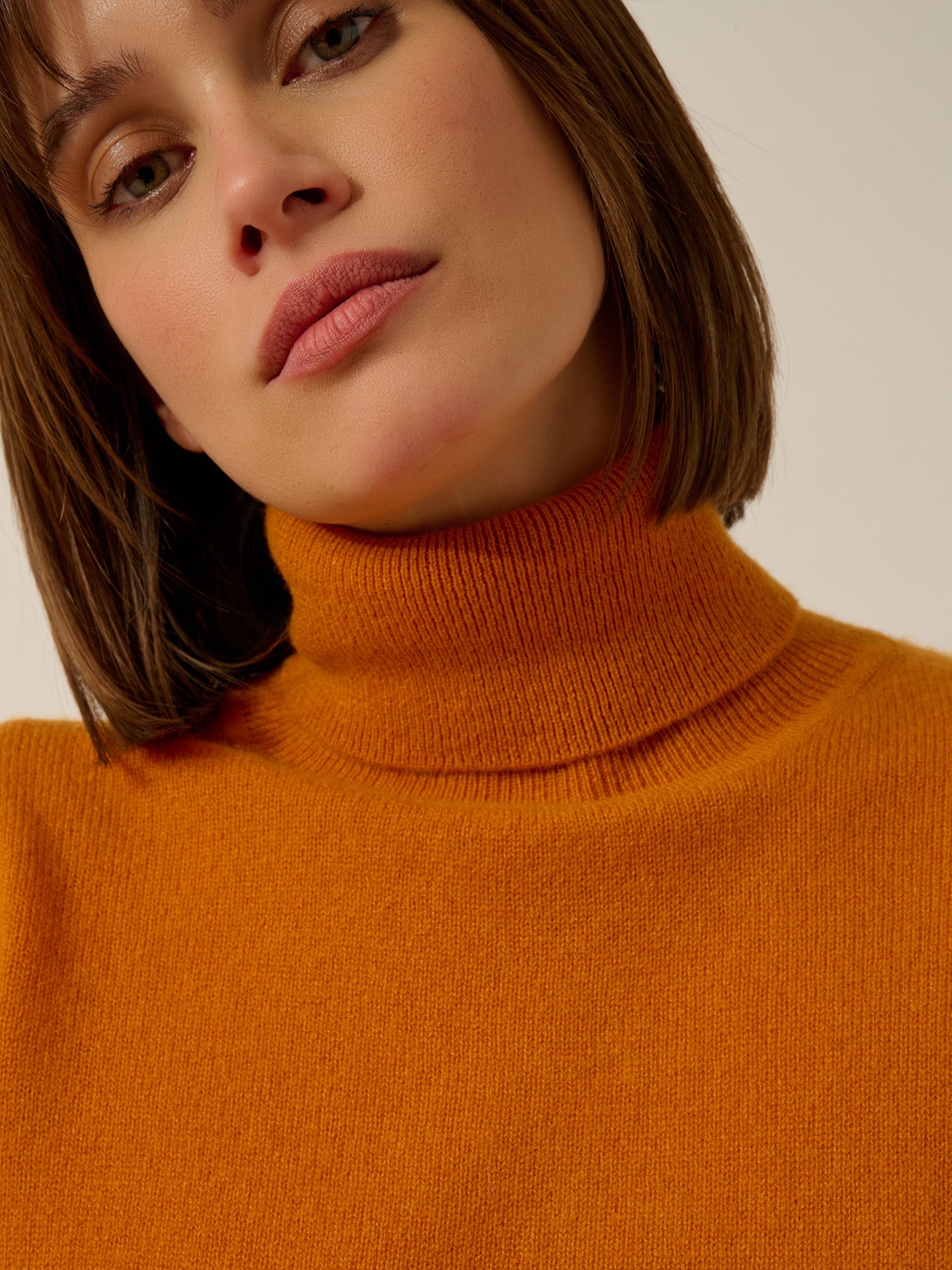 AVA pull col roulé ocre