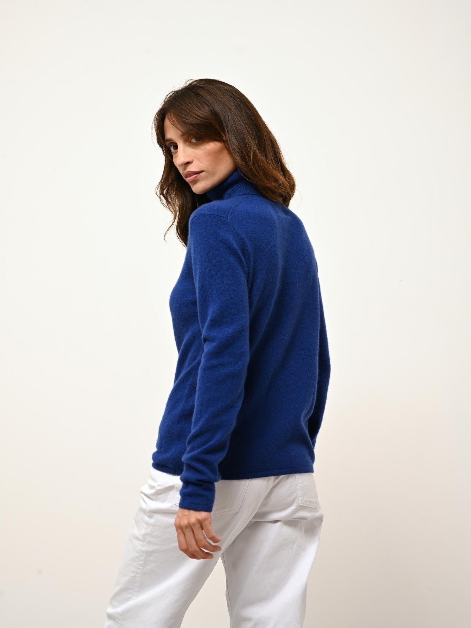 AVA pull col roulé outremer