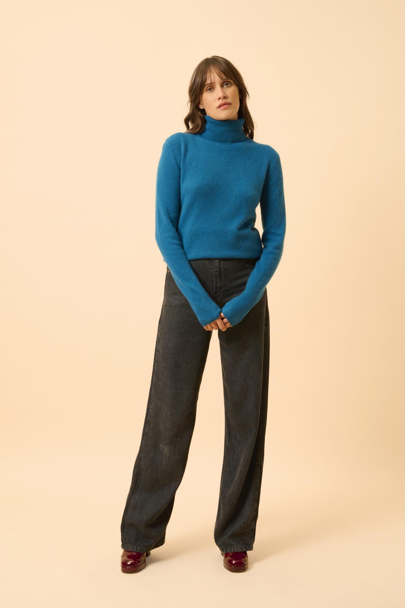 AVA pull col roulé paon