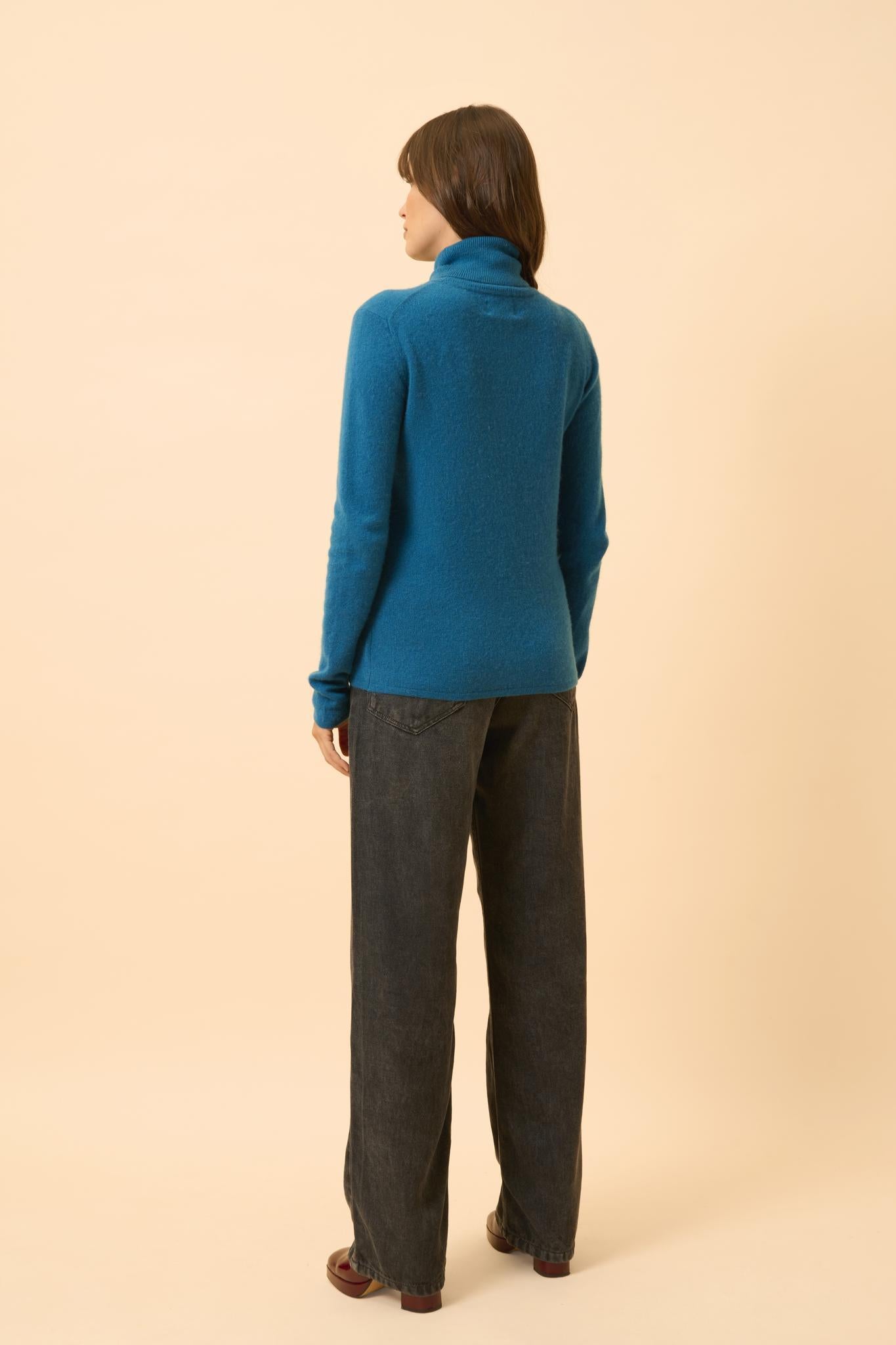 AVA pull col roulé paon