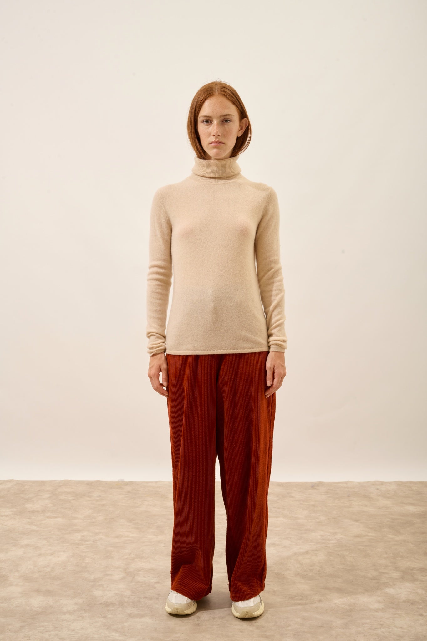 AVA pull col roulé sable