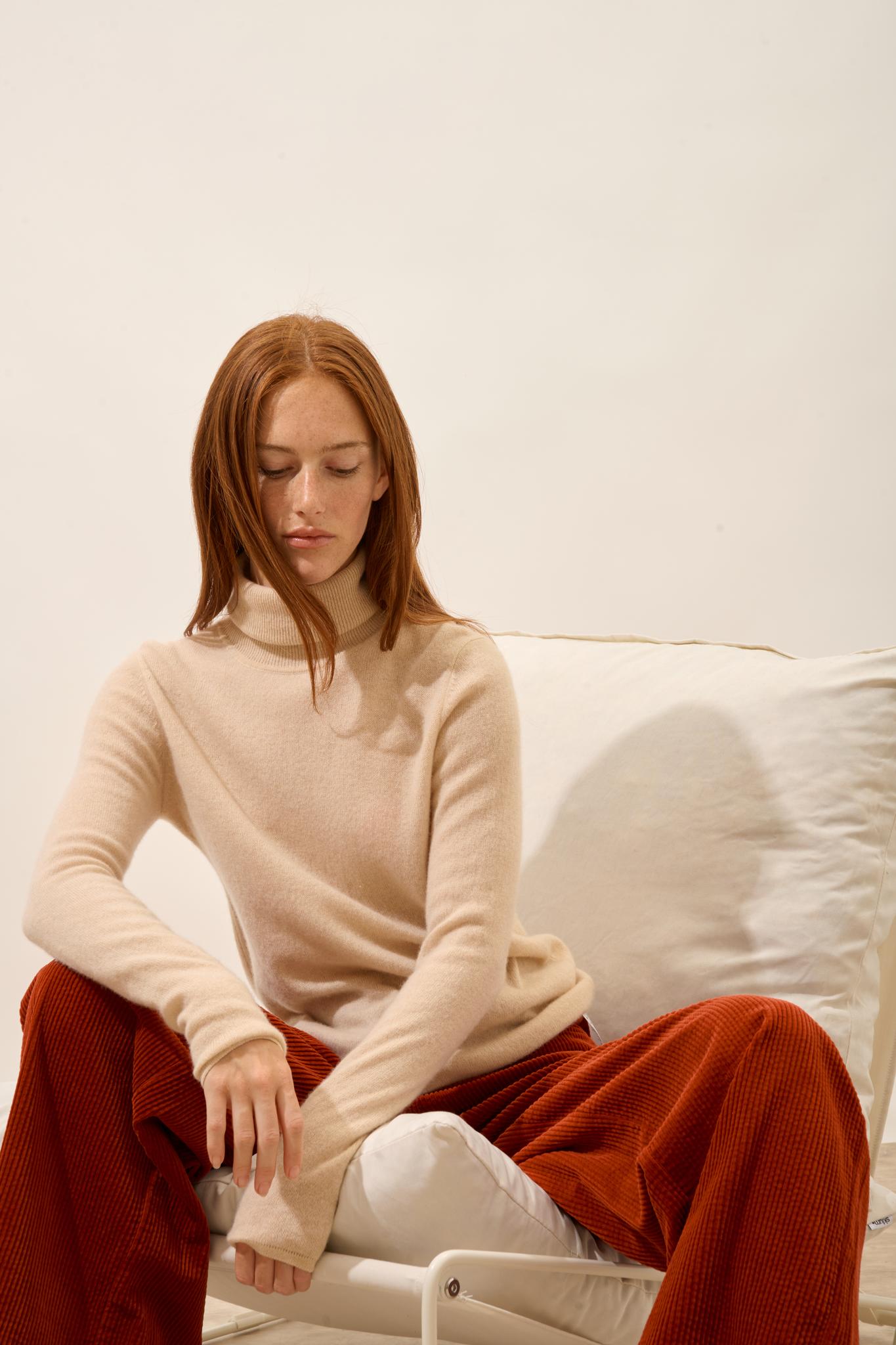 AVA pull col roulé sable