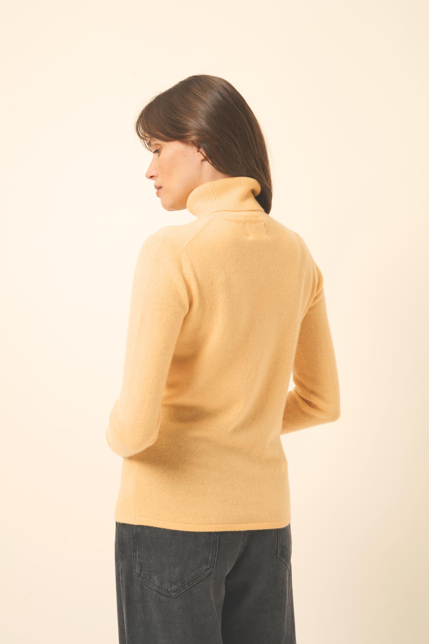 AVA pull col roulé vanille