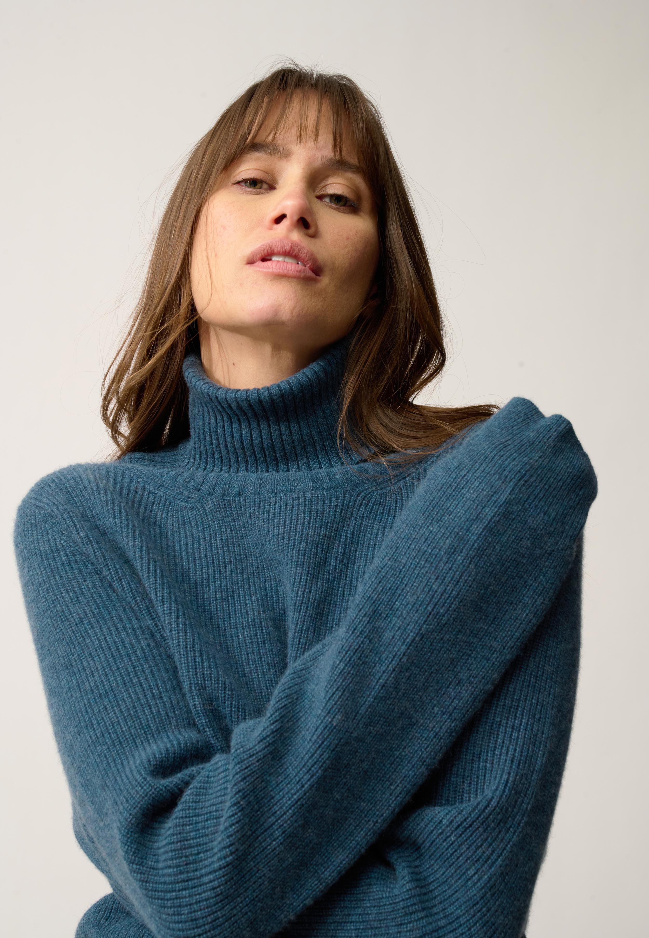 BILLY duck green turtleneck sweater