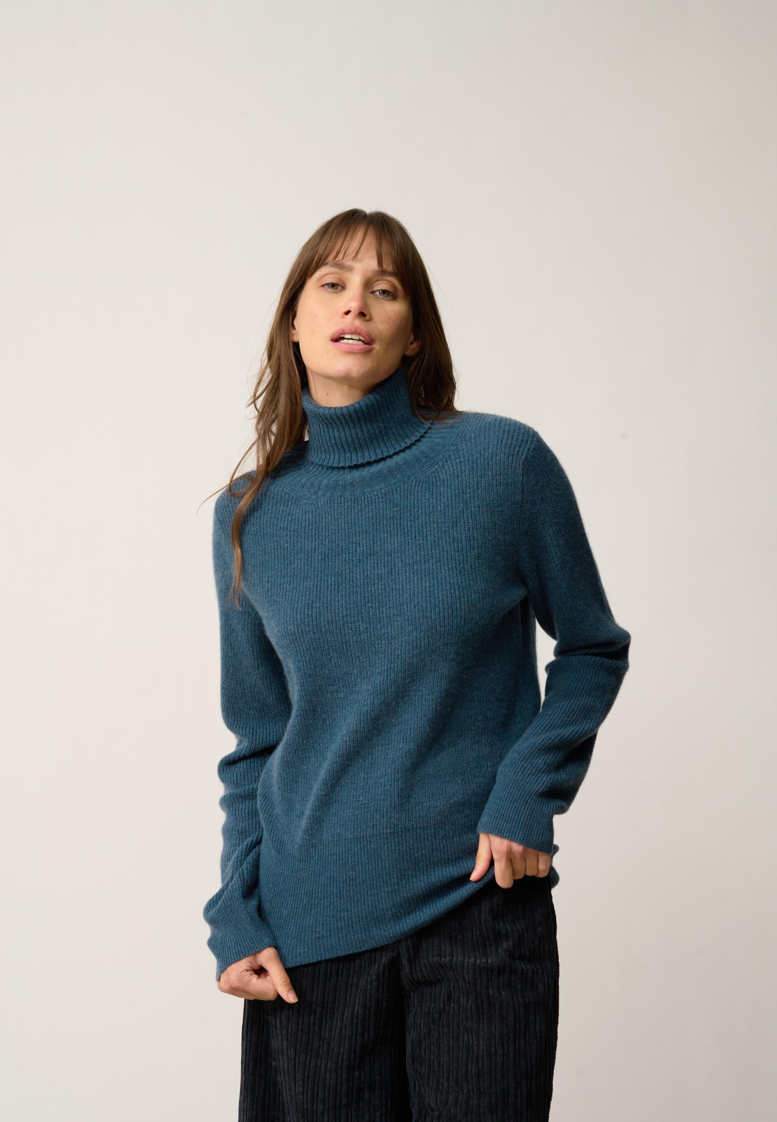 BILLY duck green turtleneck sweater