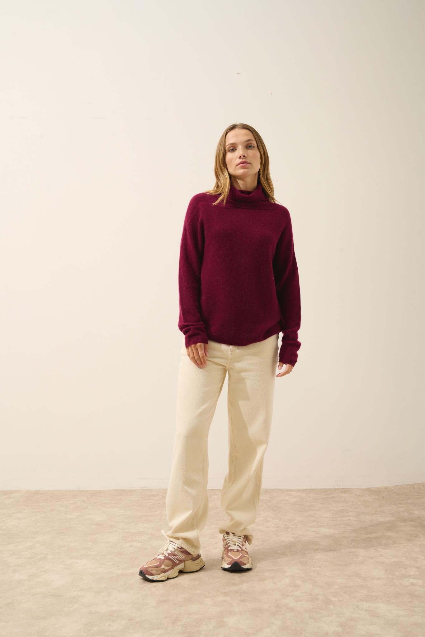 BLANTYRE pull col roulé bordeaux