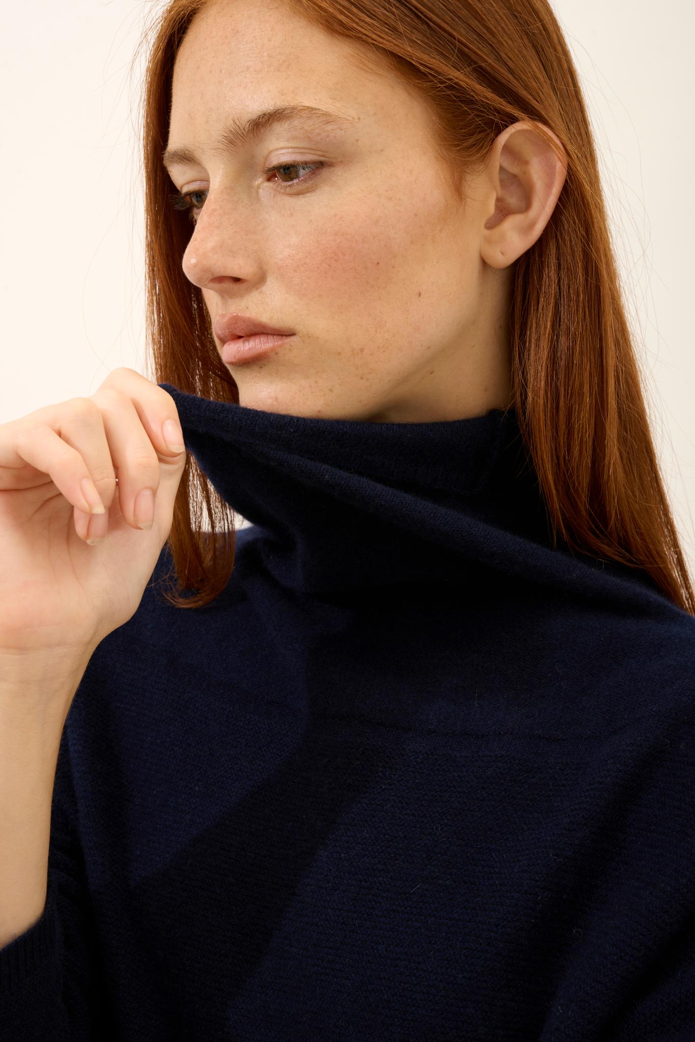 BLANTYRE navy turtleneck sweater