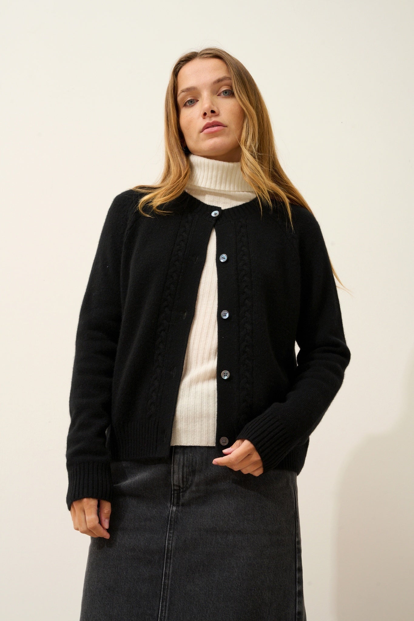 CALISTA cardigan col rond 4 fils noir