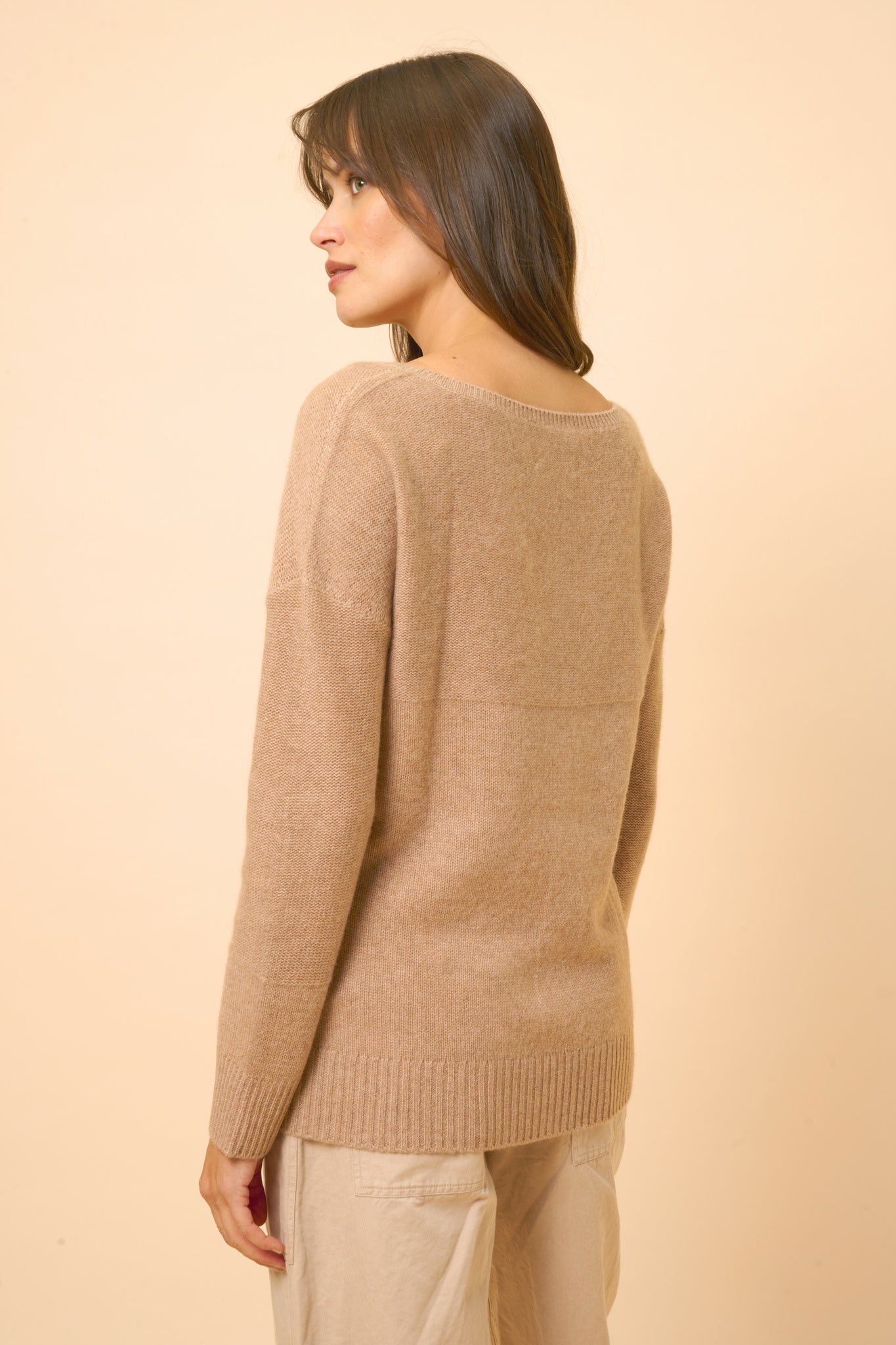 CASSIE pull col v camel chiné