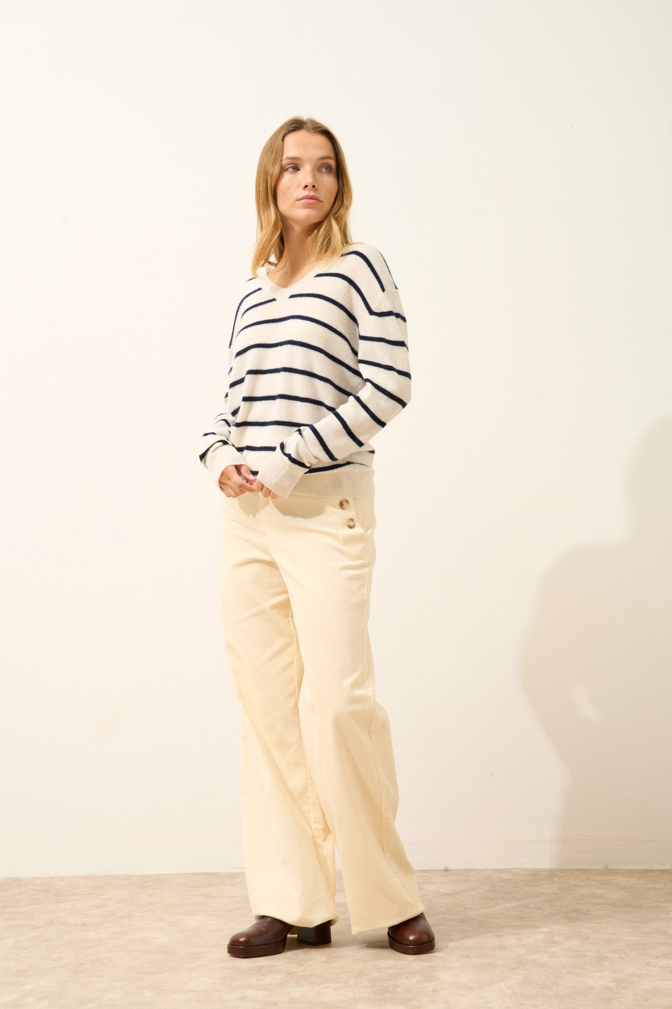 célimée pull col v bi-color navy/ivoire 100% cachemire