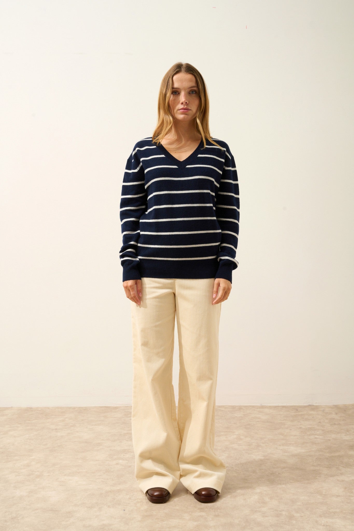 célimée pull col v bi-color navy/ivoire 100% cachemire