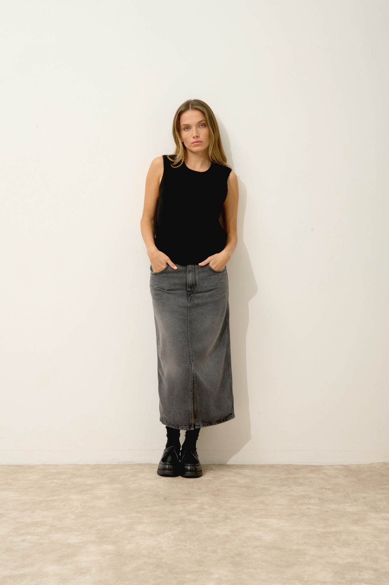 DAMPA black round-neck tank top