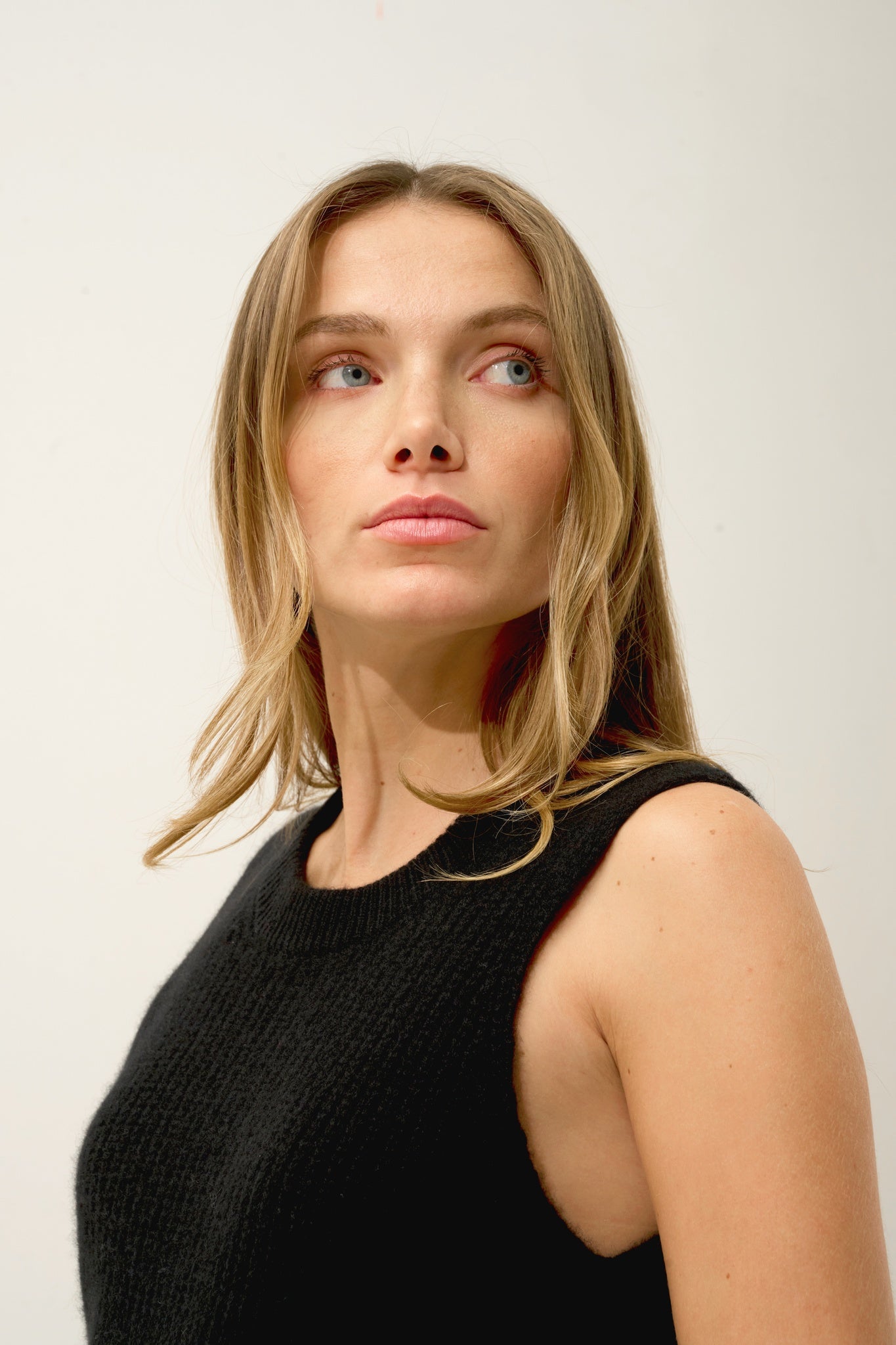 DAMPA black round-neck tank top