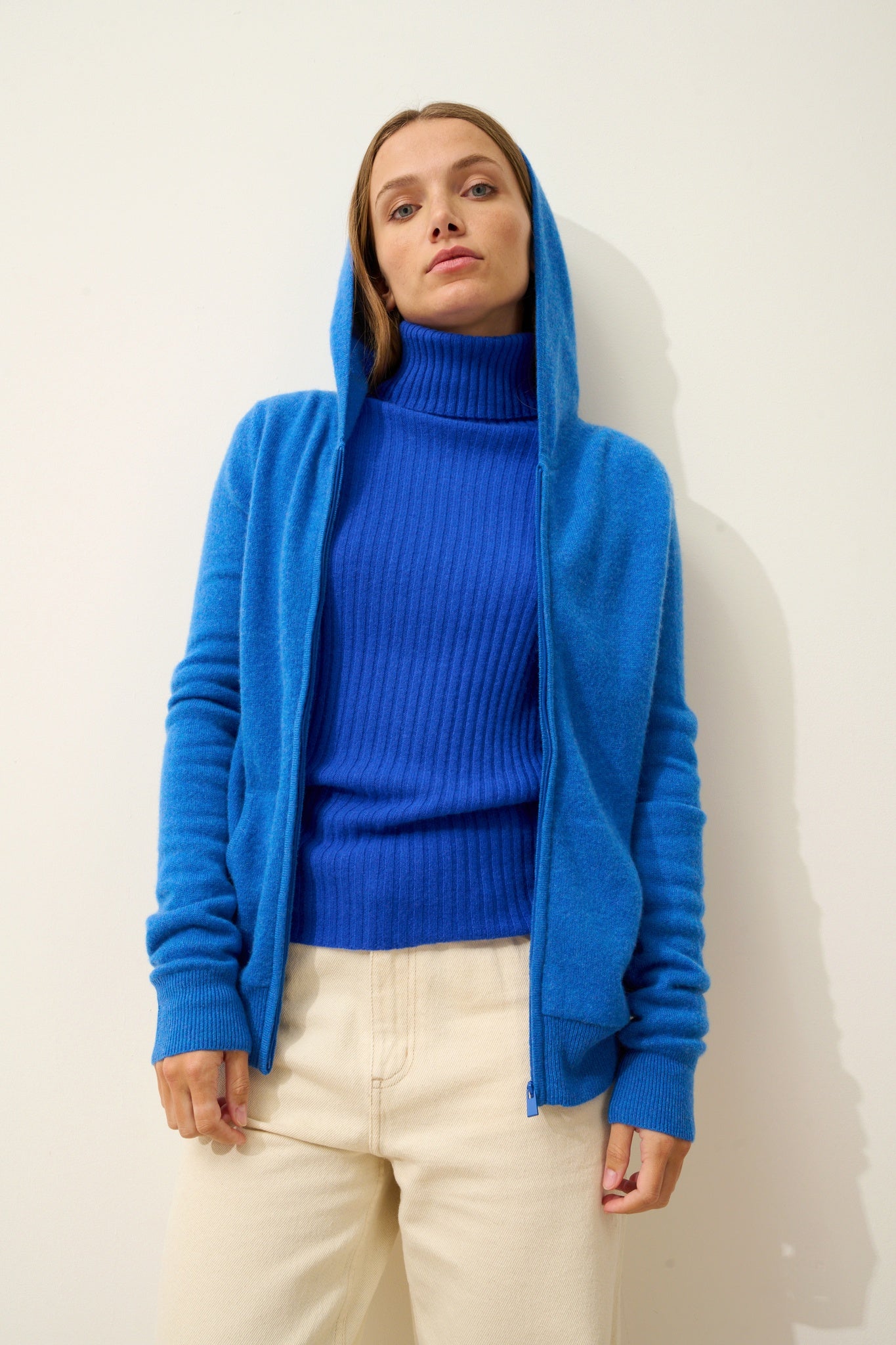 DEBBIE gilet col zippé capuche bleu électrique