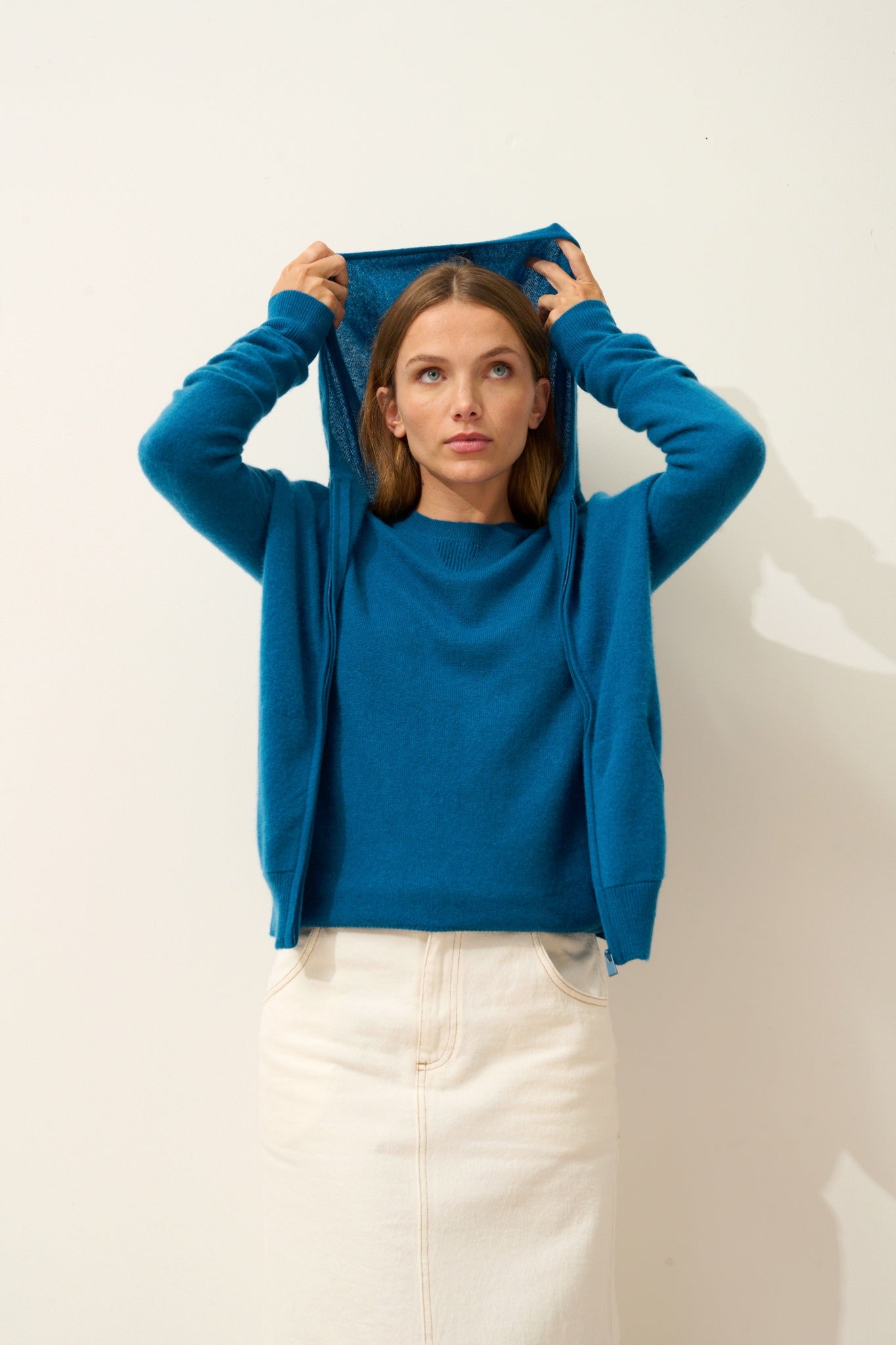 DEBBIE gilet col zippé capuche paon