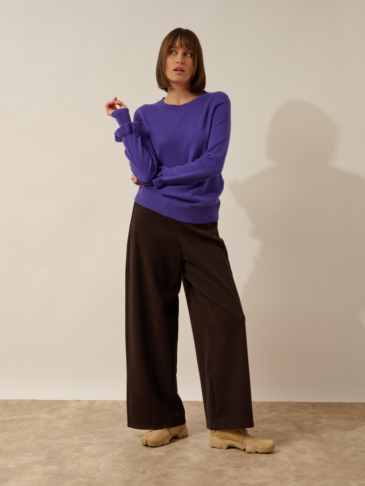 ELAREA round neck sweater with ruffled cuffs in amethyst