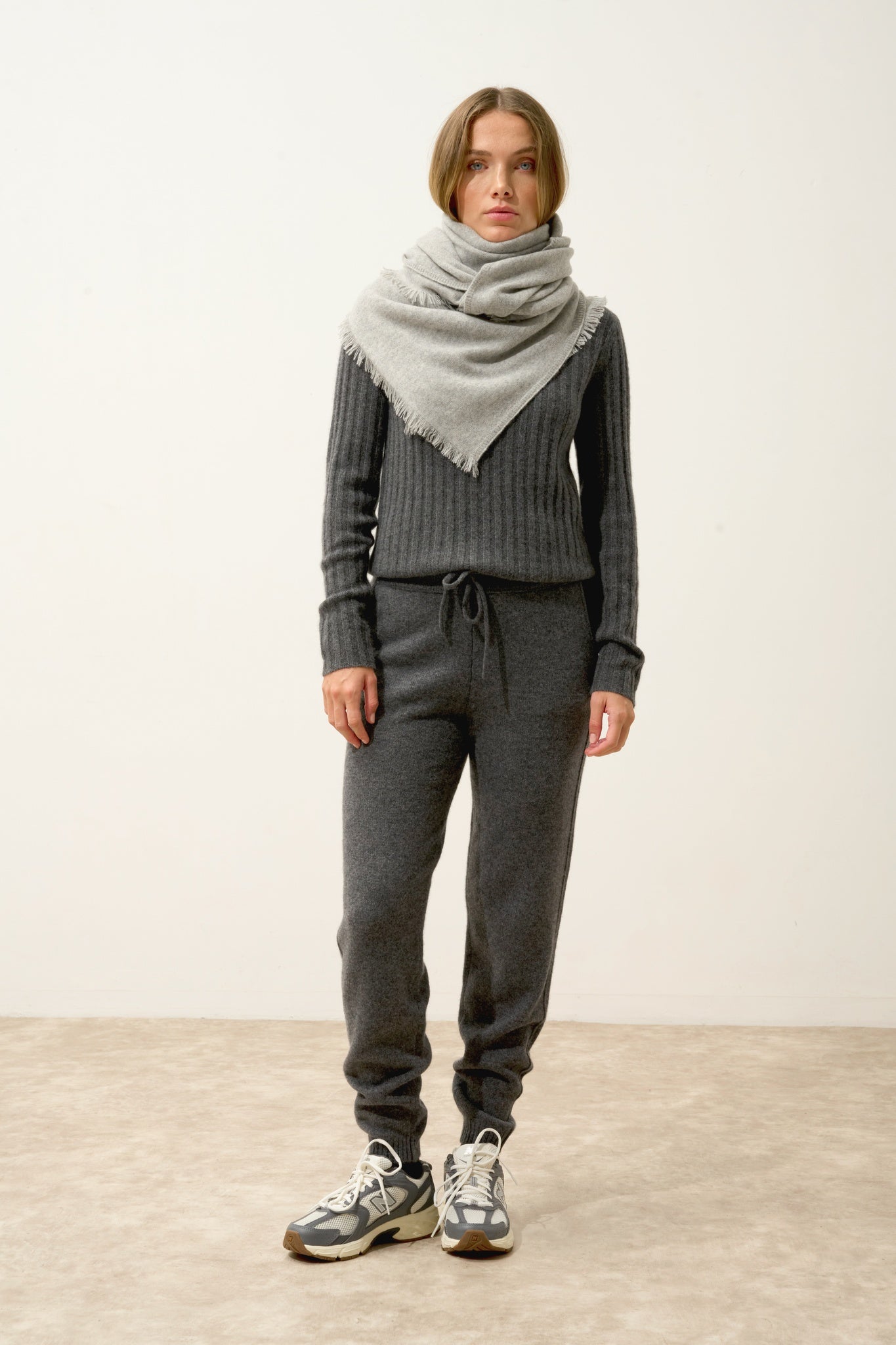 HUACHO écharpe carrée gris chiné