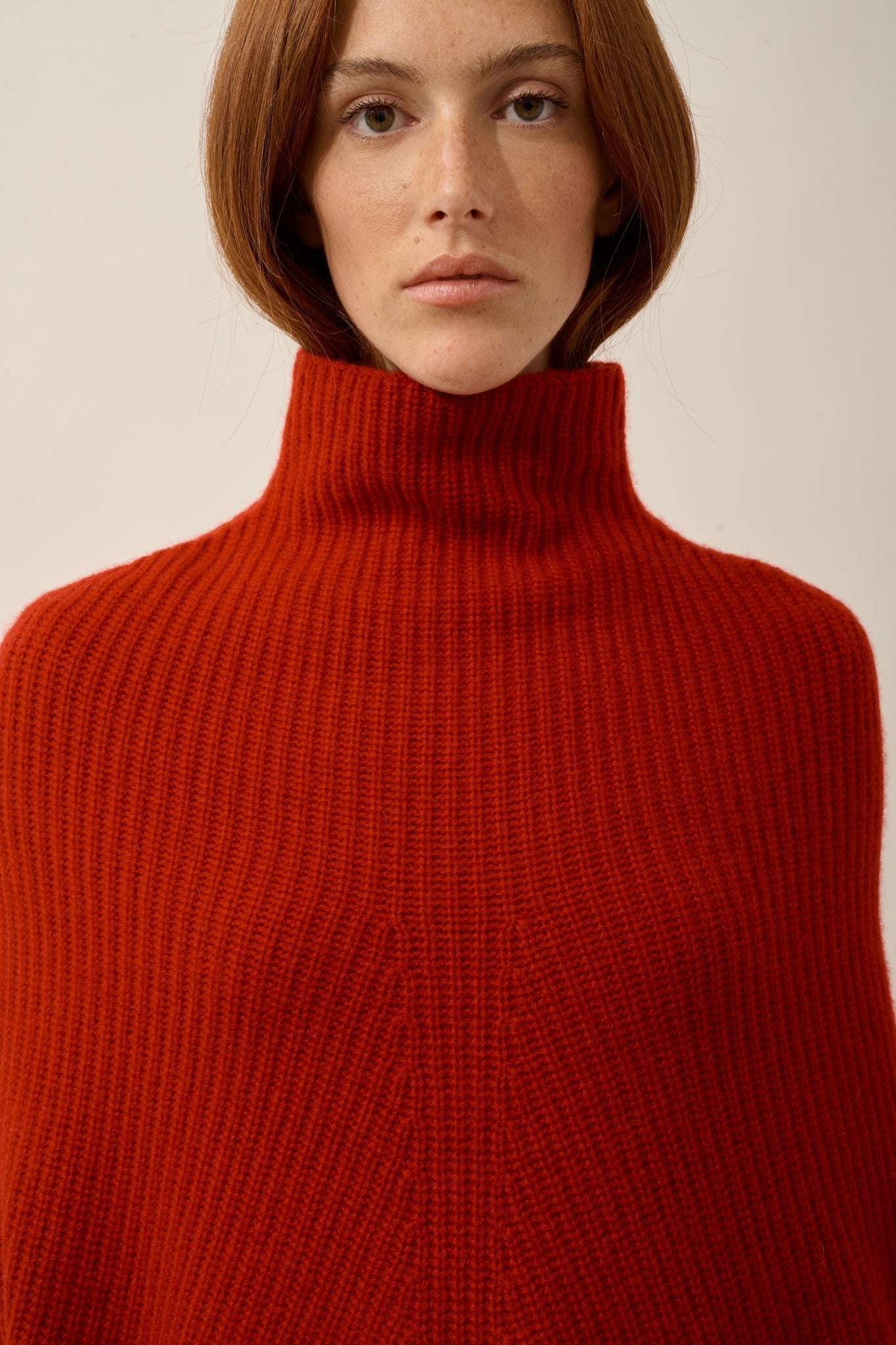 HUARAZ high-neck cape, 6-ply ruby