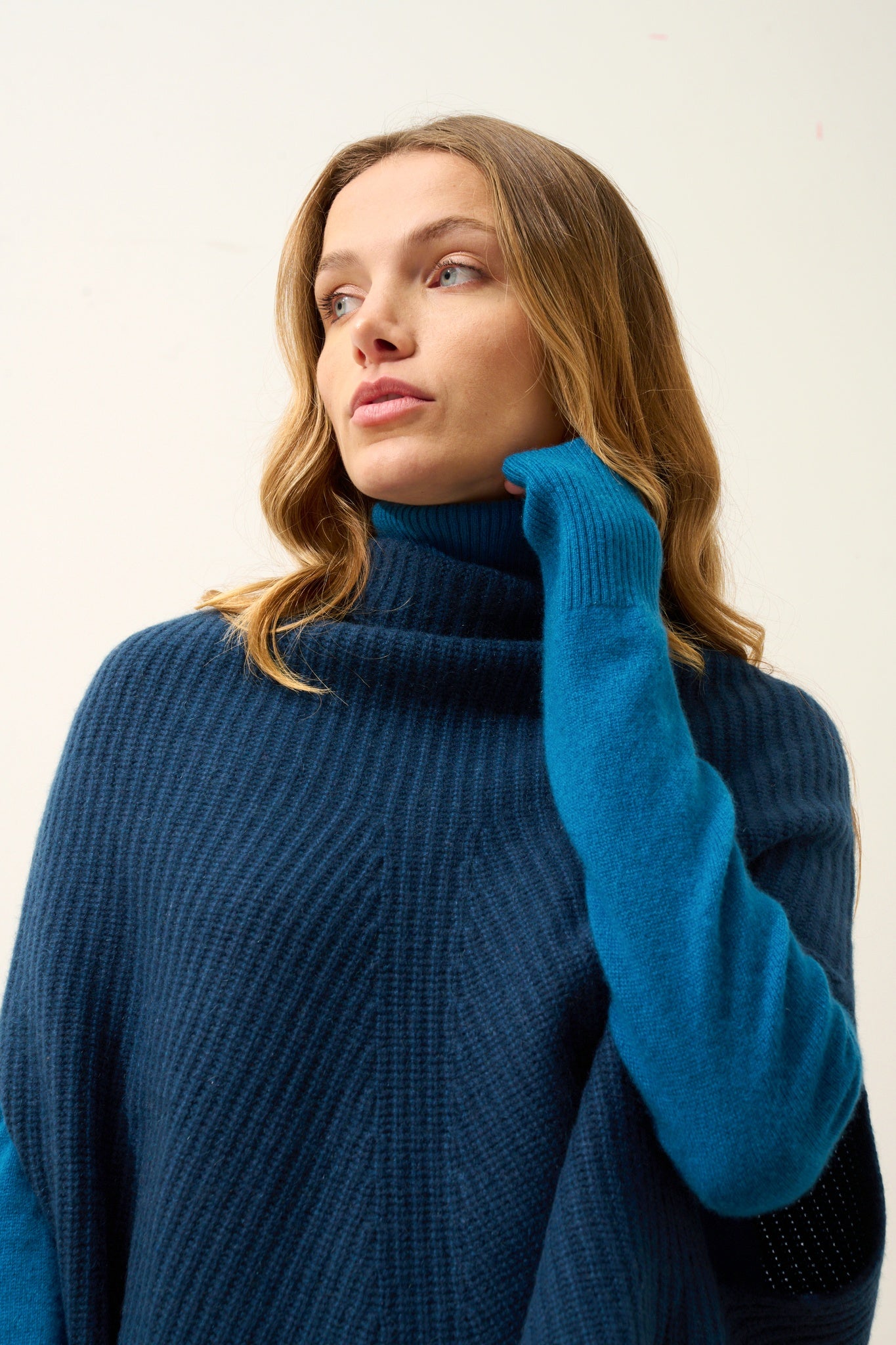 HUARAZ cape col montant bleu pétrole