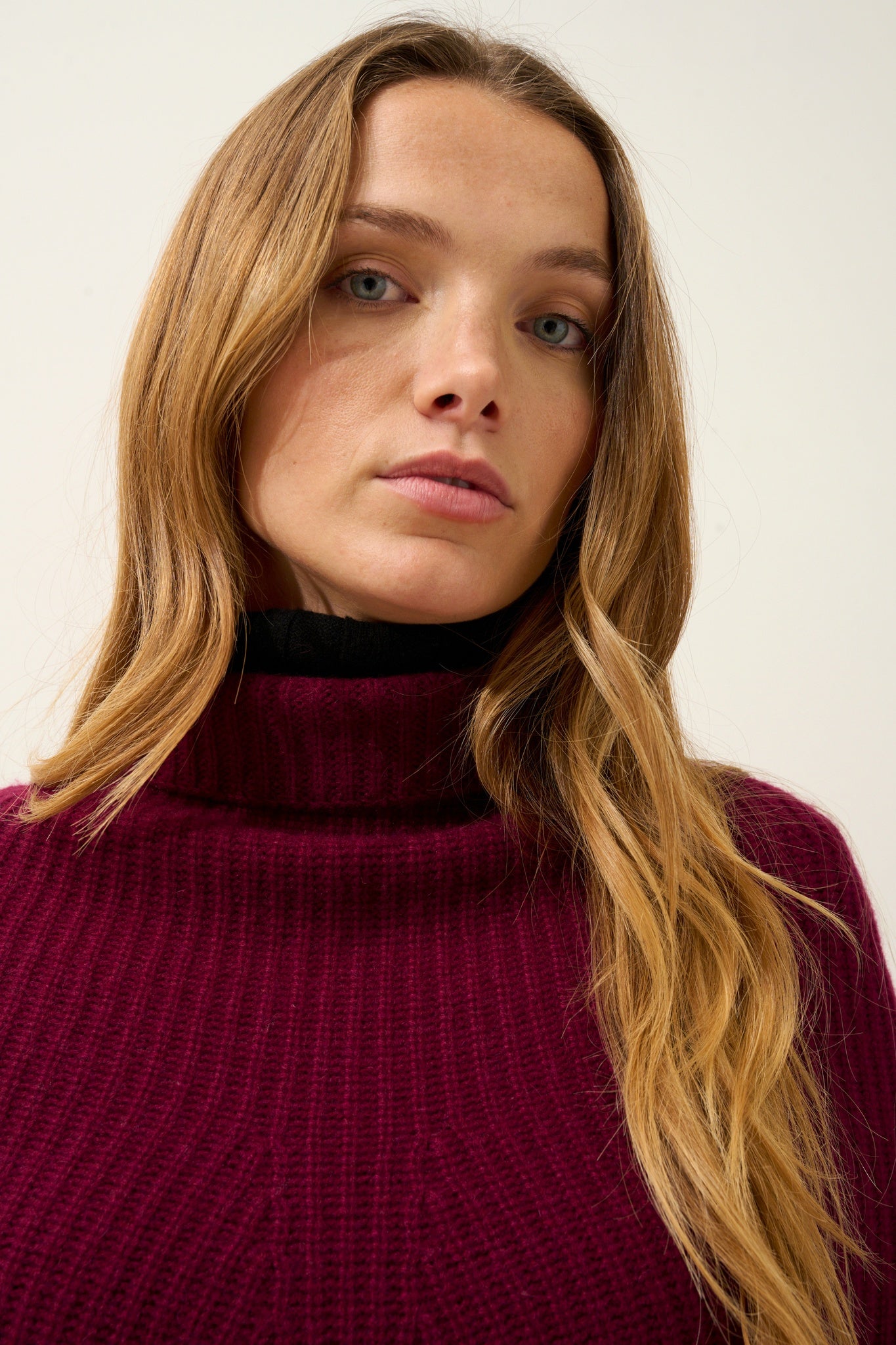 HUARAZ cape col montant bordeaux