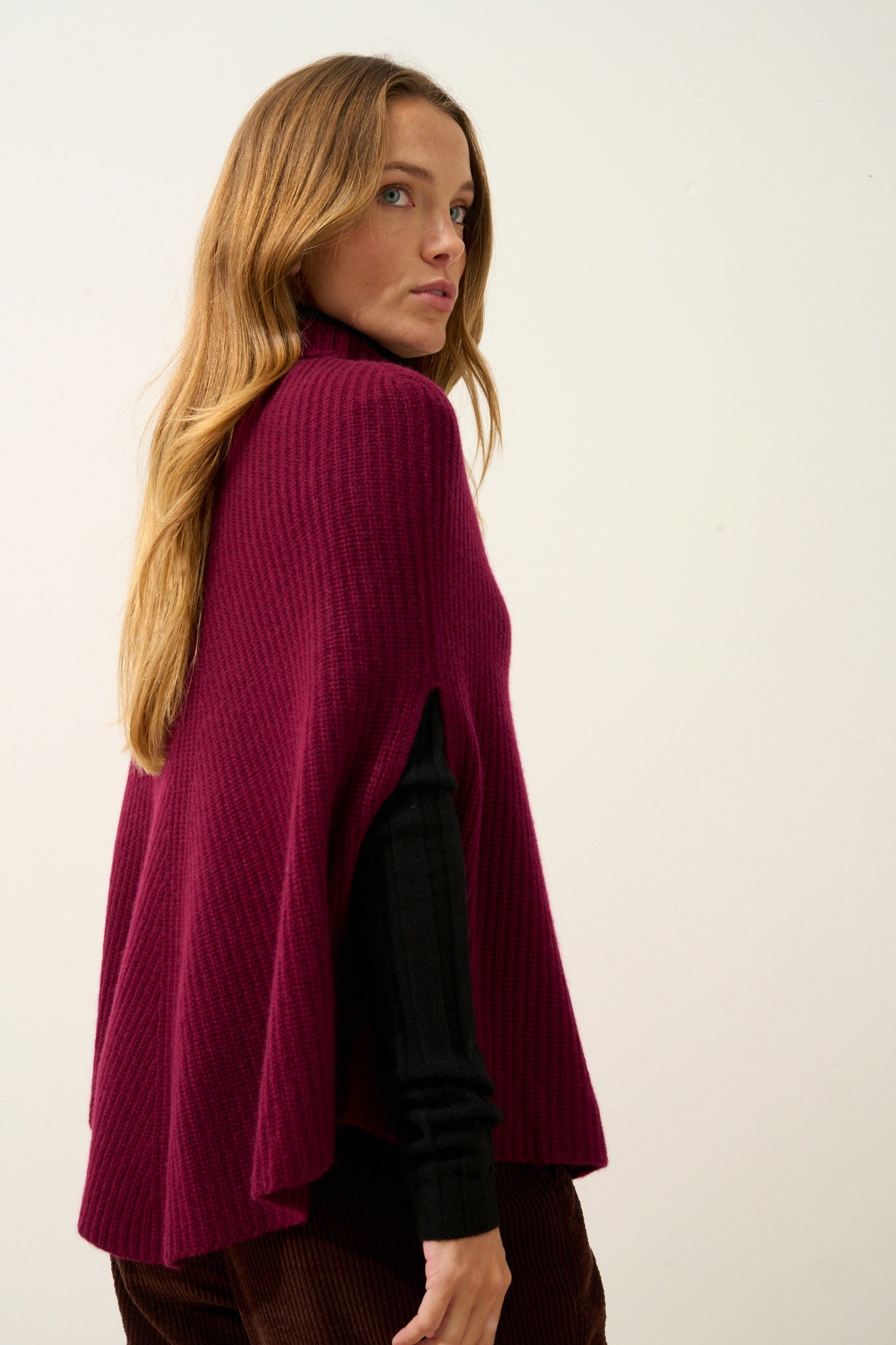HUARAZ burgundy stand-up collar cape