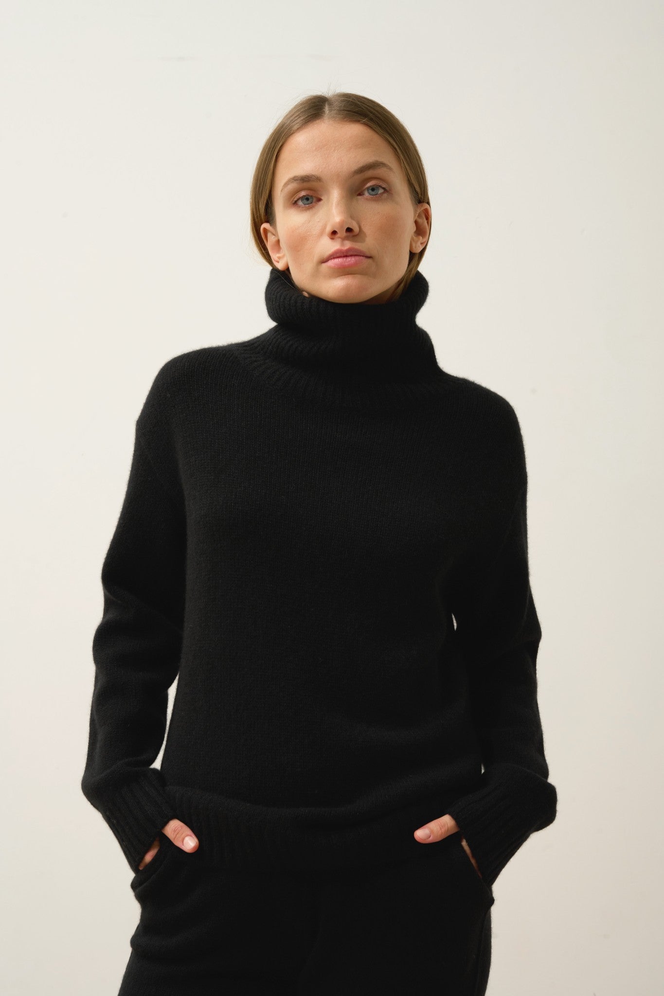 iseria pull col roulé 4 fils noir 100% cachemire