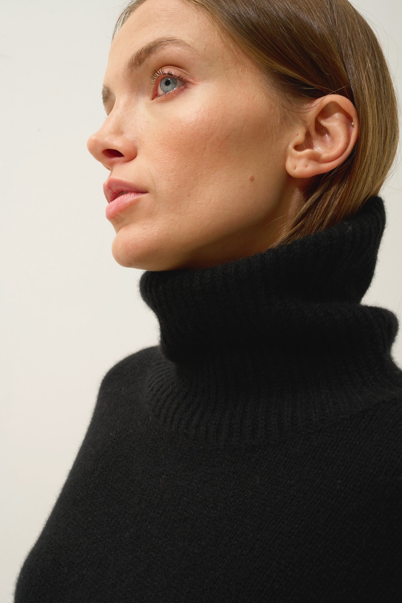 iseria pull col roulé 4 fils noir 100% cachemire