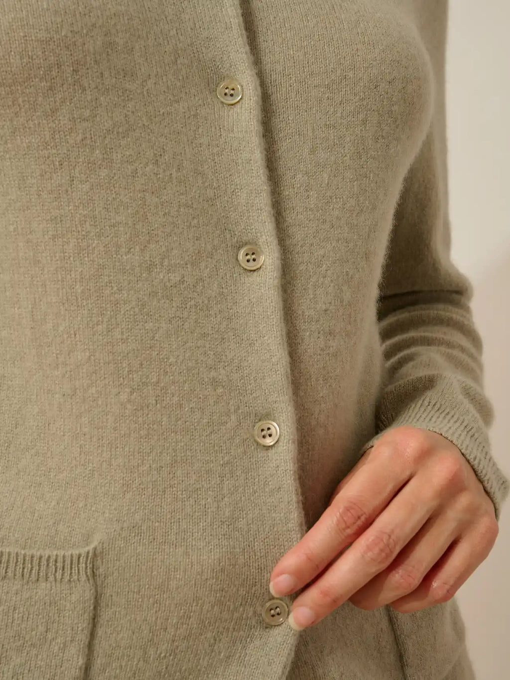 KATHARINE strickjacke rundhalsausschnitt oliv