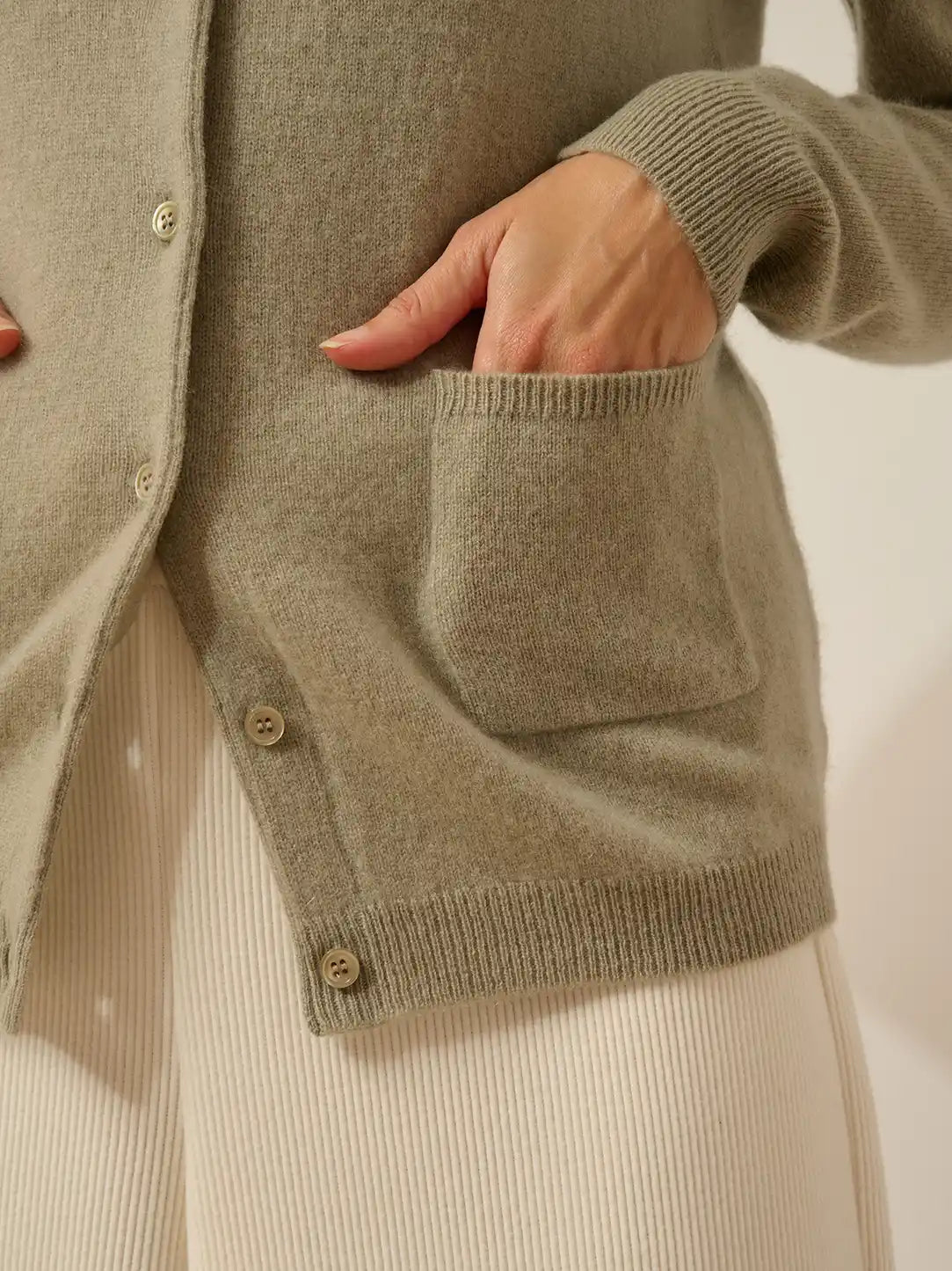KATHARINE strickjacke rundhalsausschnitt oliv