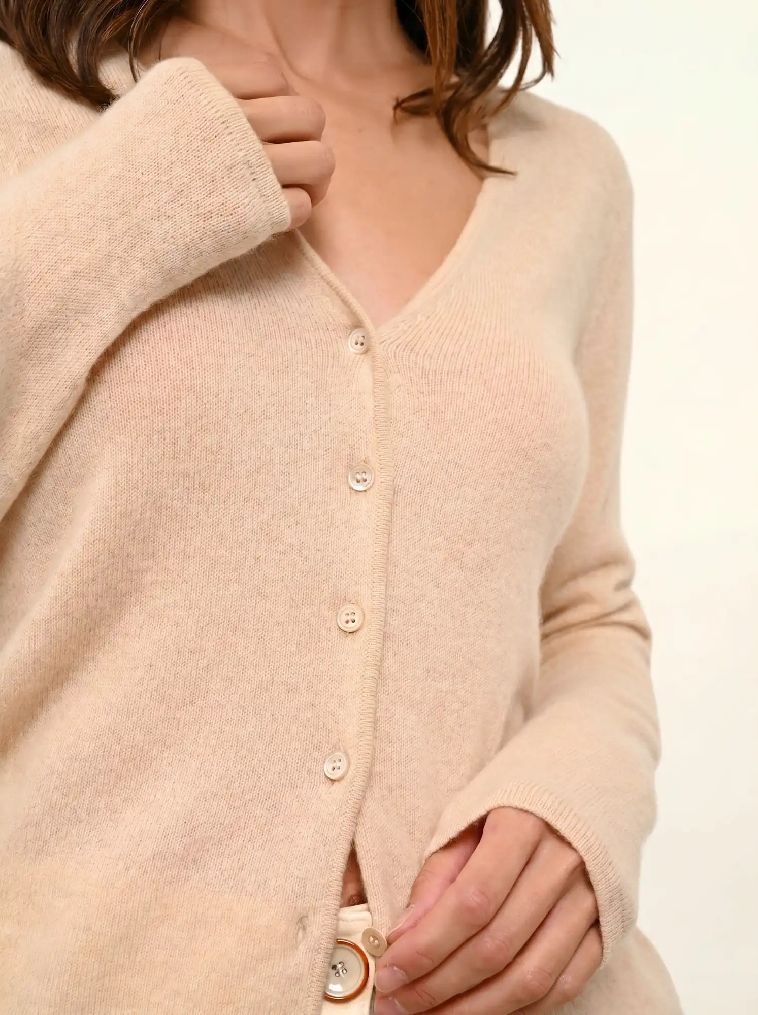 NORMA strickjacke v-ausschnitt sand