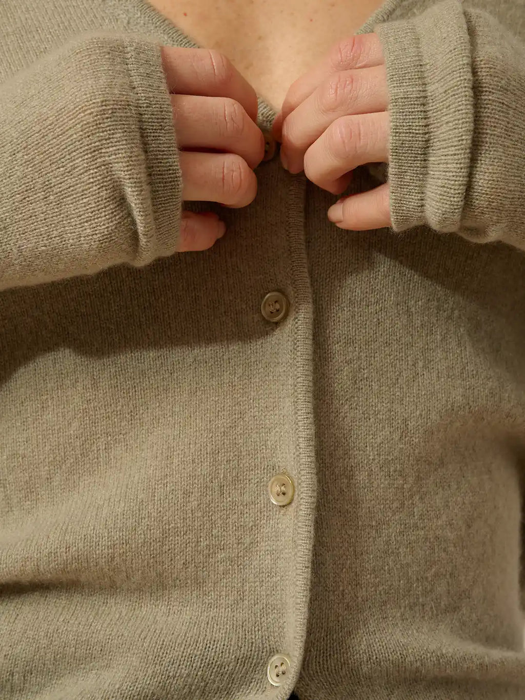 NORMA strickjacke v-ausschnitt oliv
