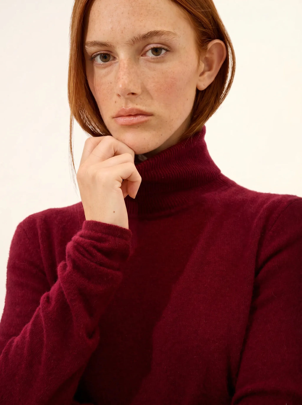 AVA pull col roulé bordeaux