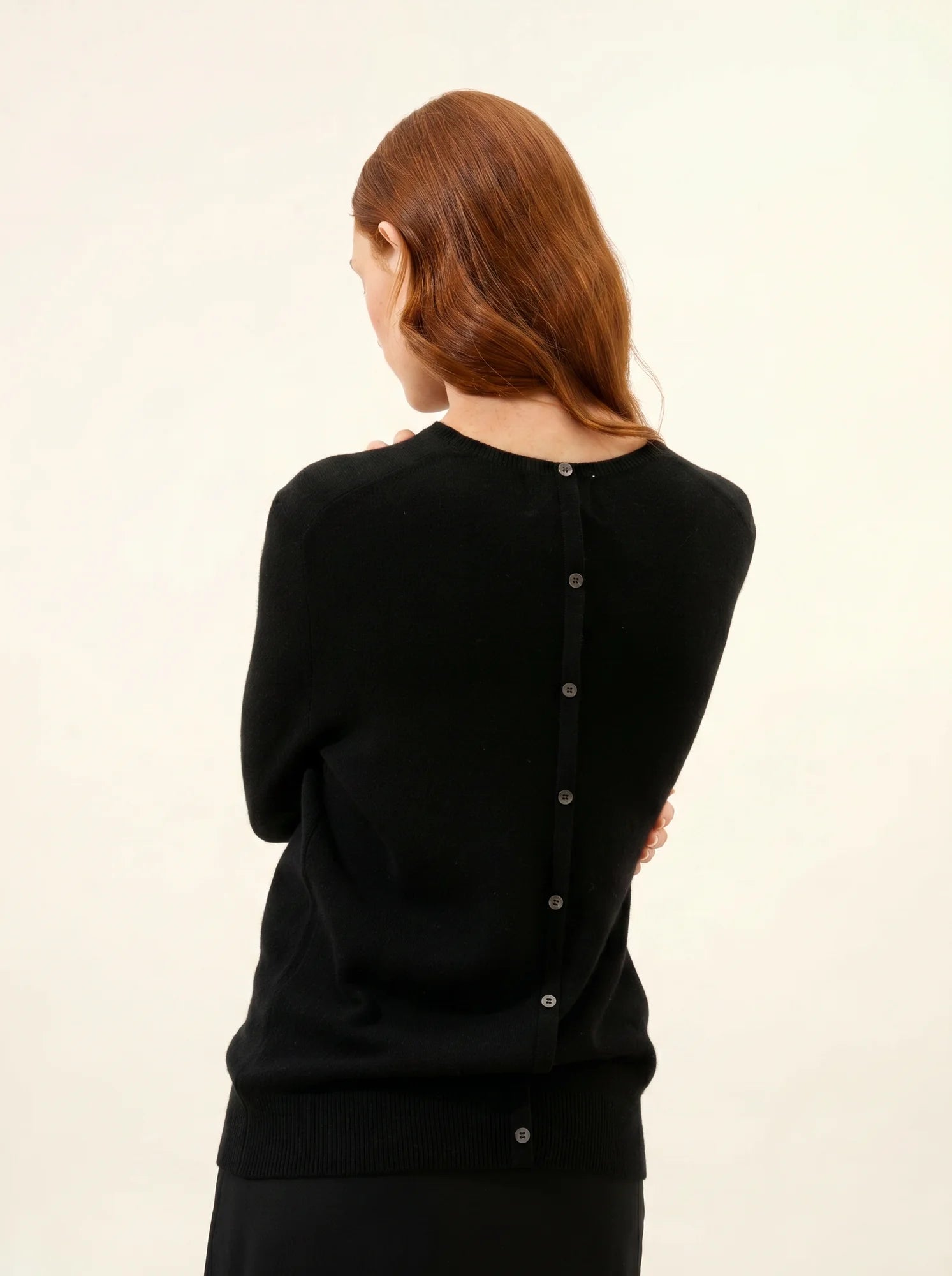 JANICE pullover rundhalsausschnitt geknöpft hinten schwarz