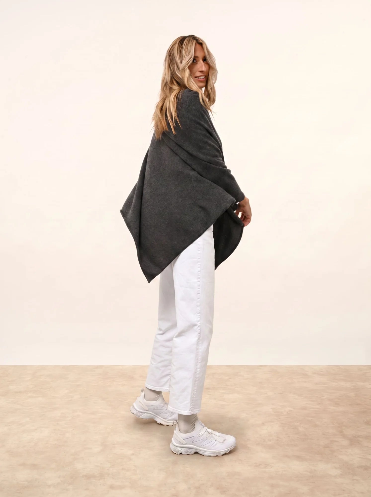 MEREDITH poncho anthrazit meliert