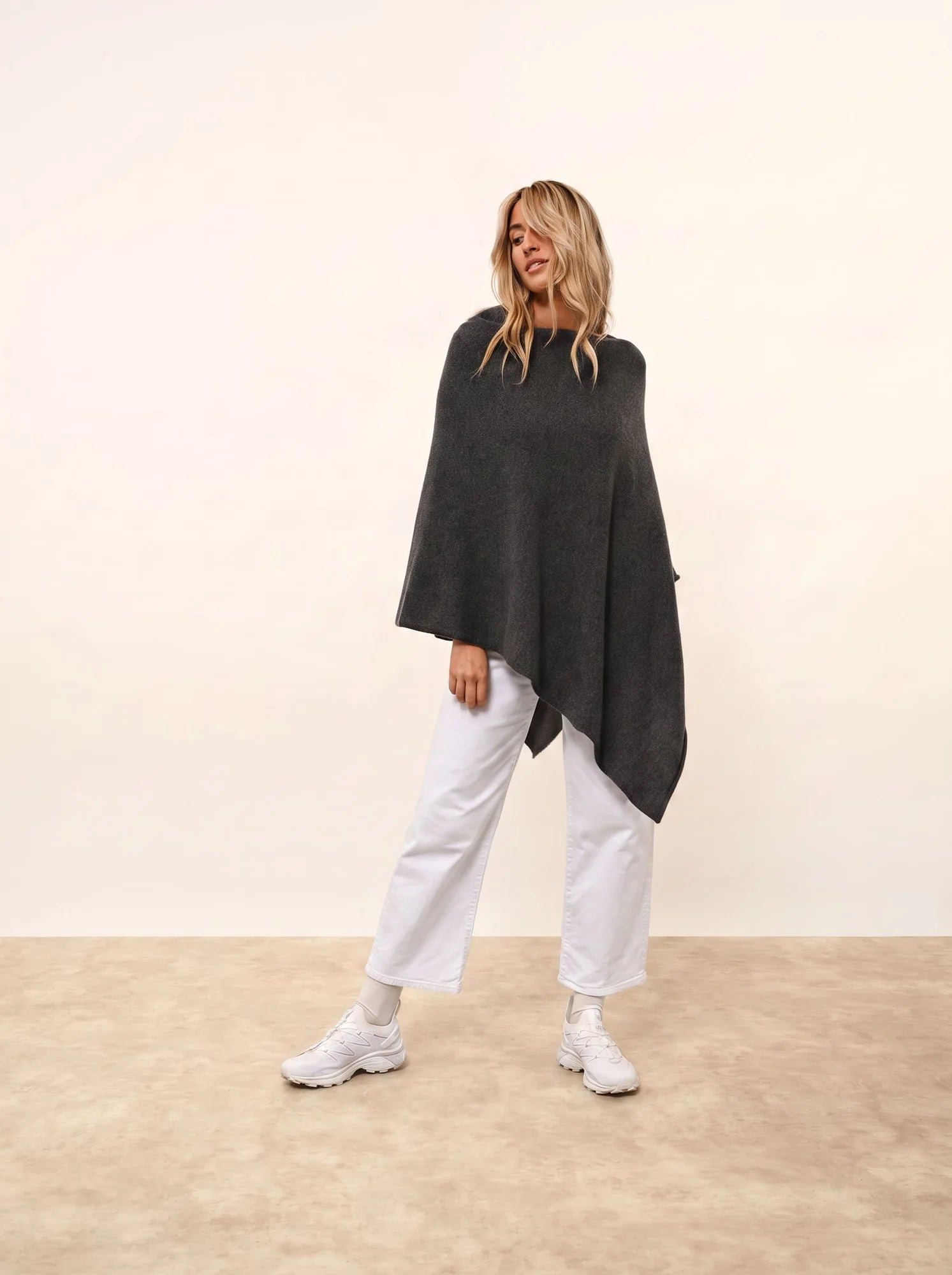 MEREDITH poncho anthrazit meliert