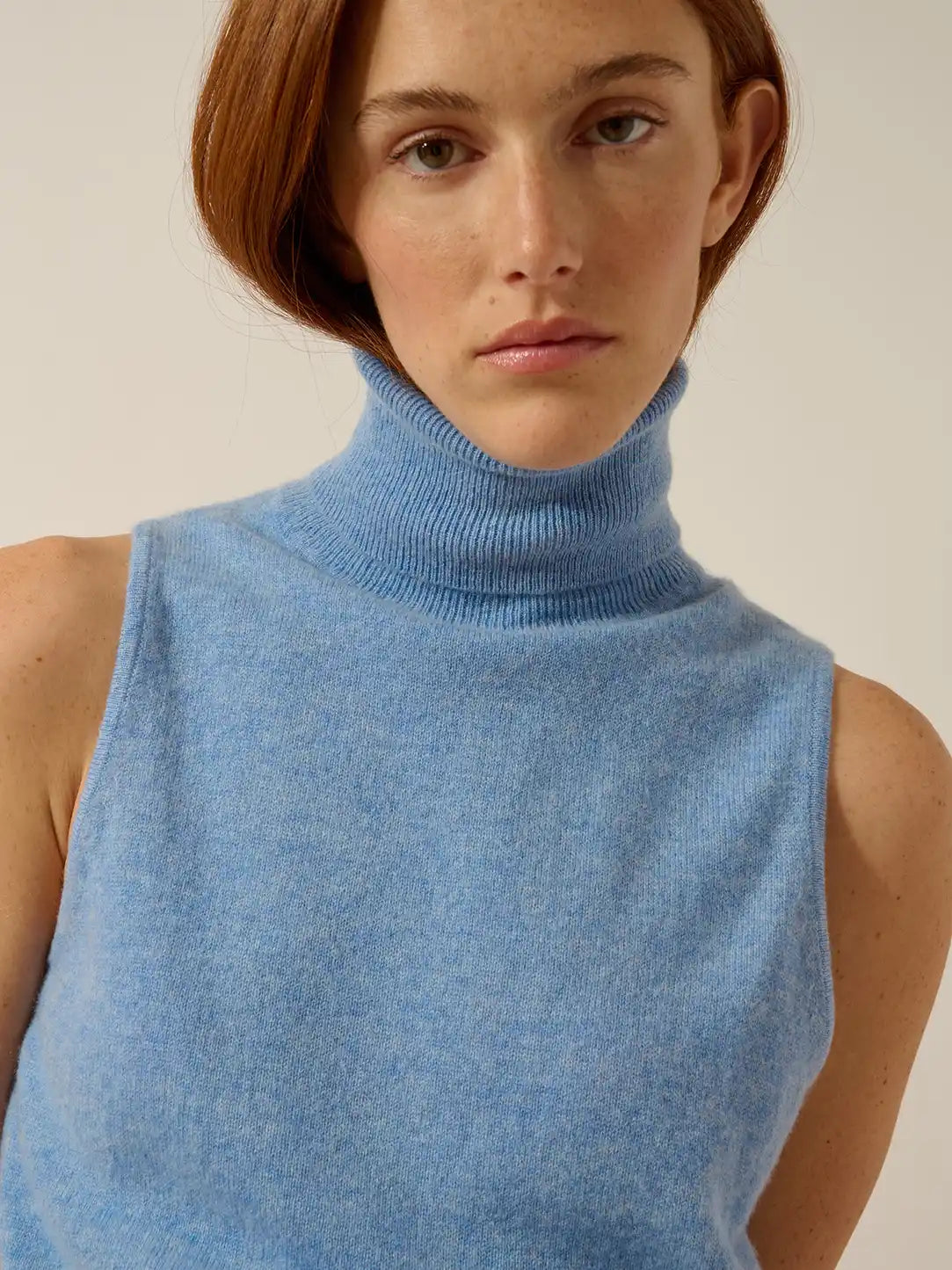 VIOLET pullover rollkragen ärmellos himmelblau