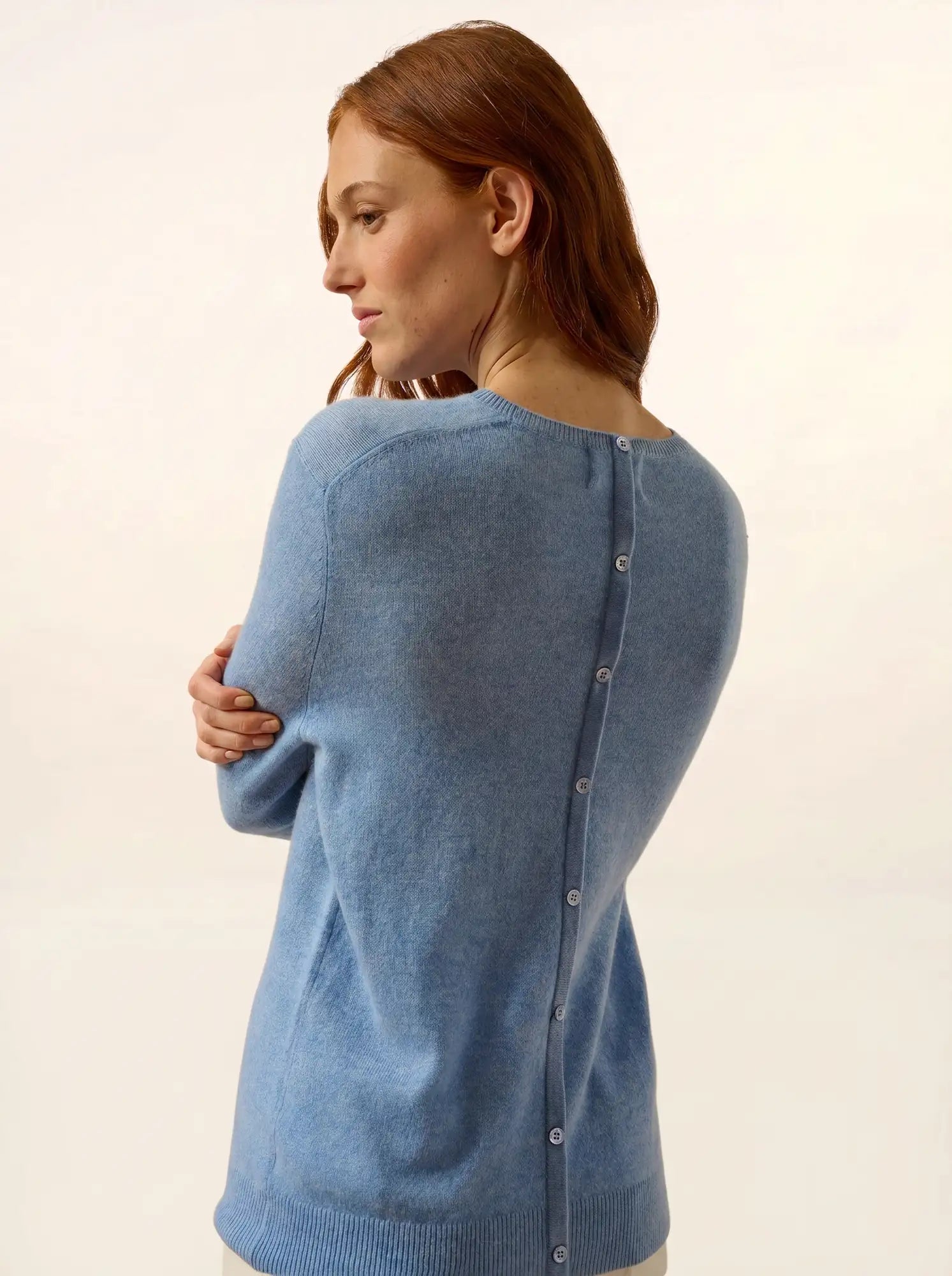 JANICE pullover rundhalsausschnitt geknöpft hinten himmelblau