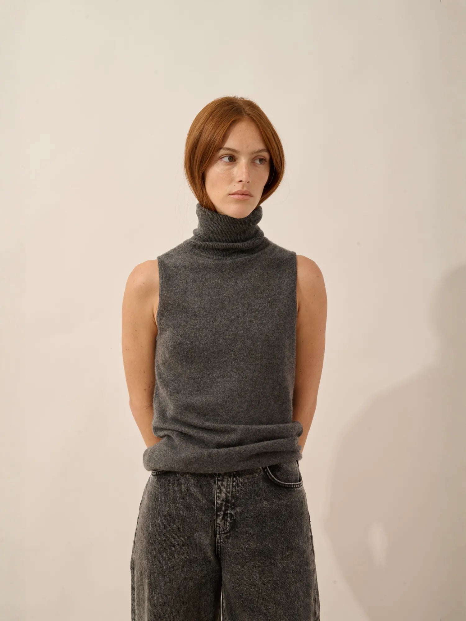 VIOLET pull col roulé sans manches anthracite chiné