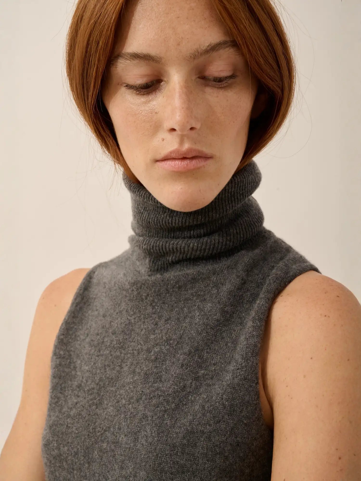 VIOLET pull col roulé sans manches anthracite chiné