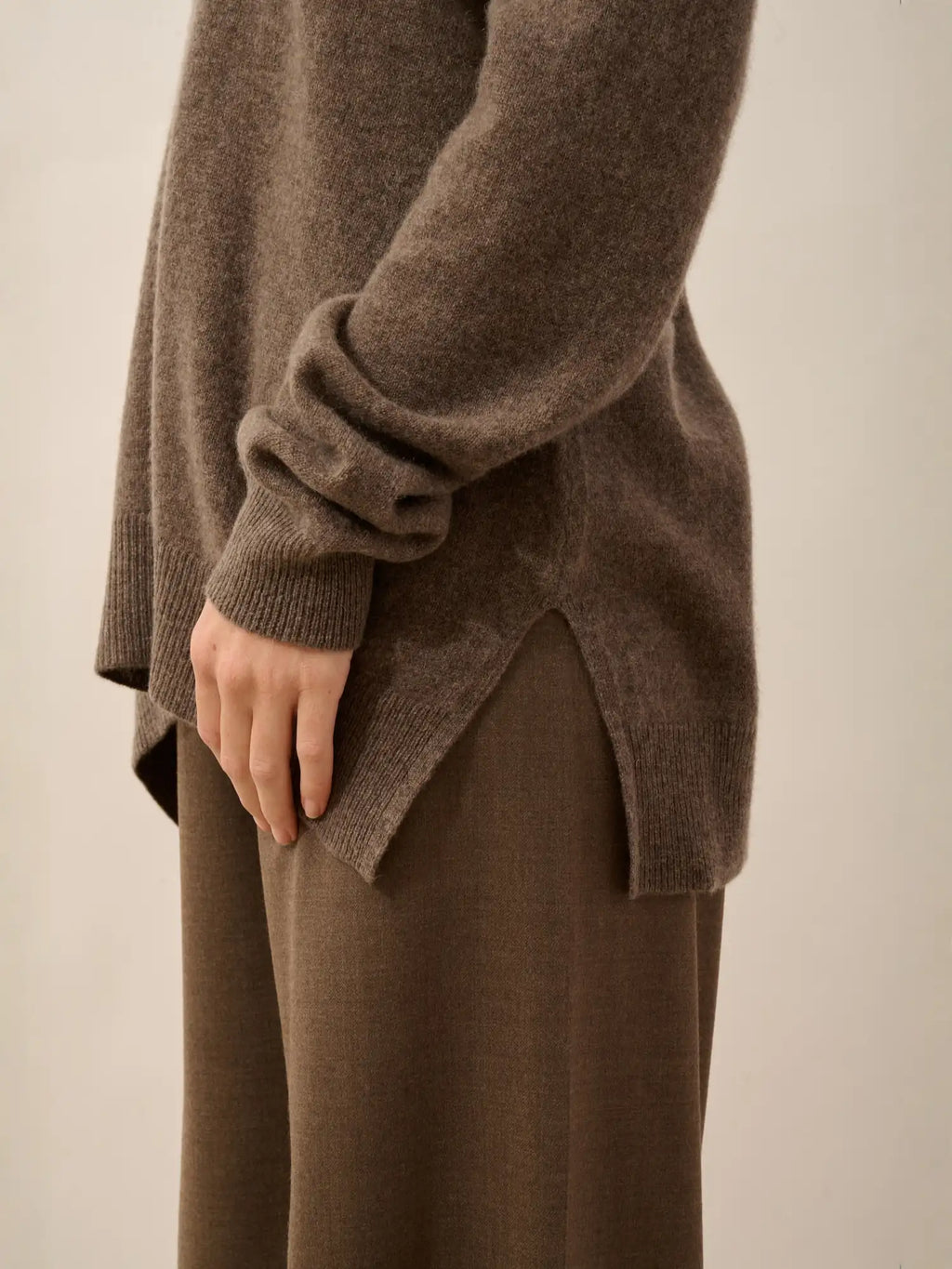 OPAL pullover v-ausschnitt vorne und hinten taupe meliert
