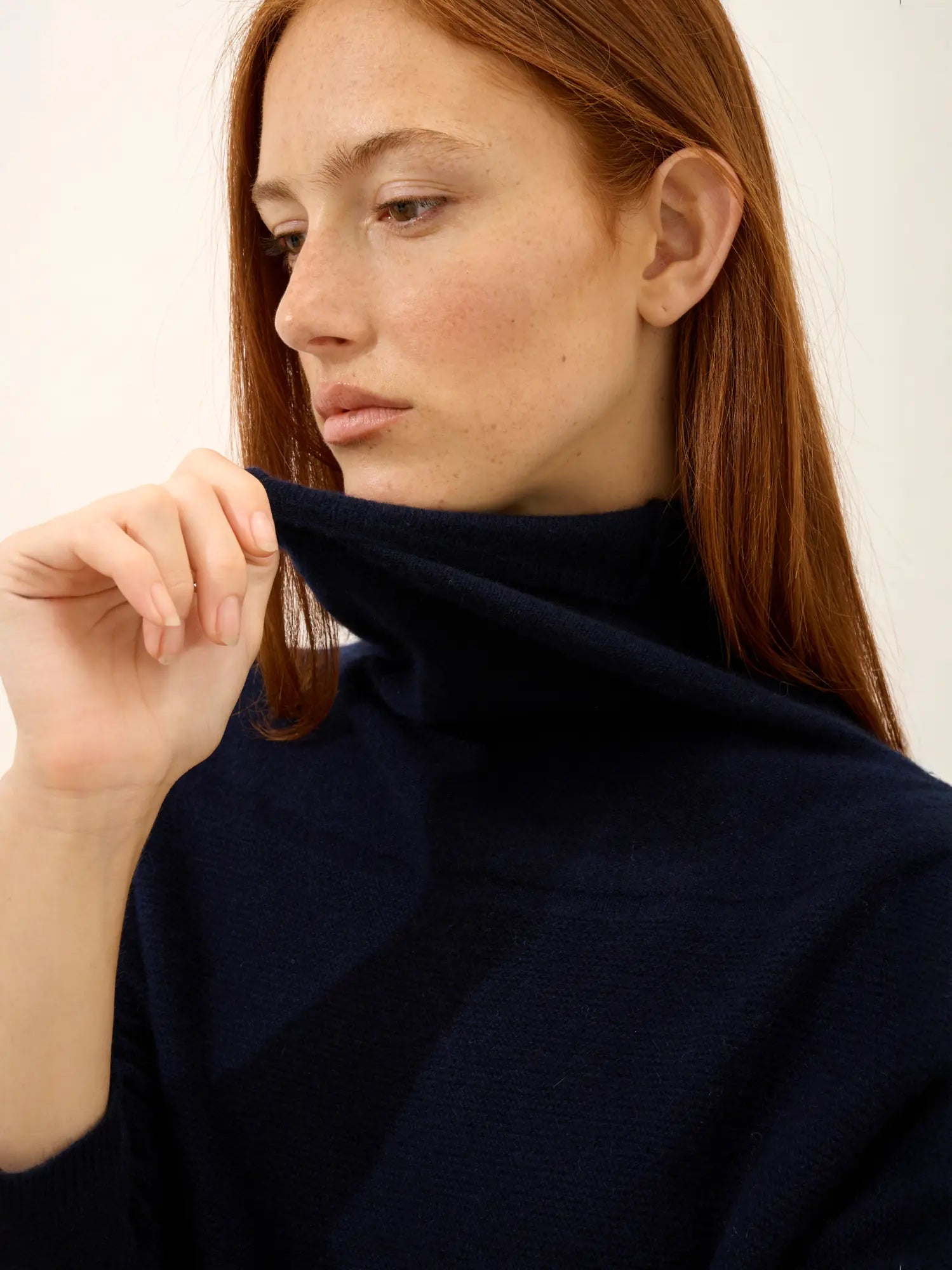 BLANTYRE pull col roulé bleu marine