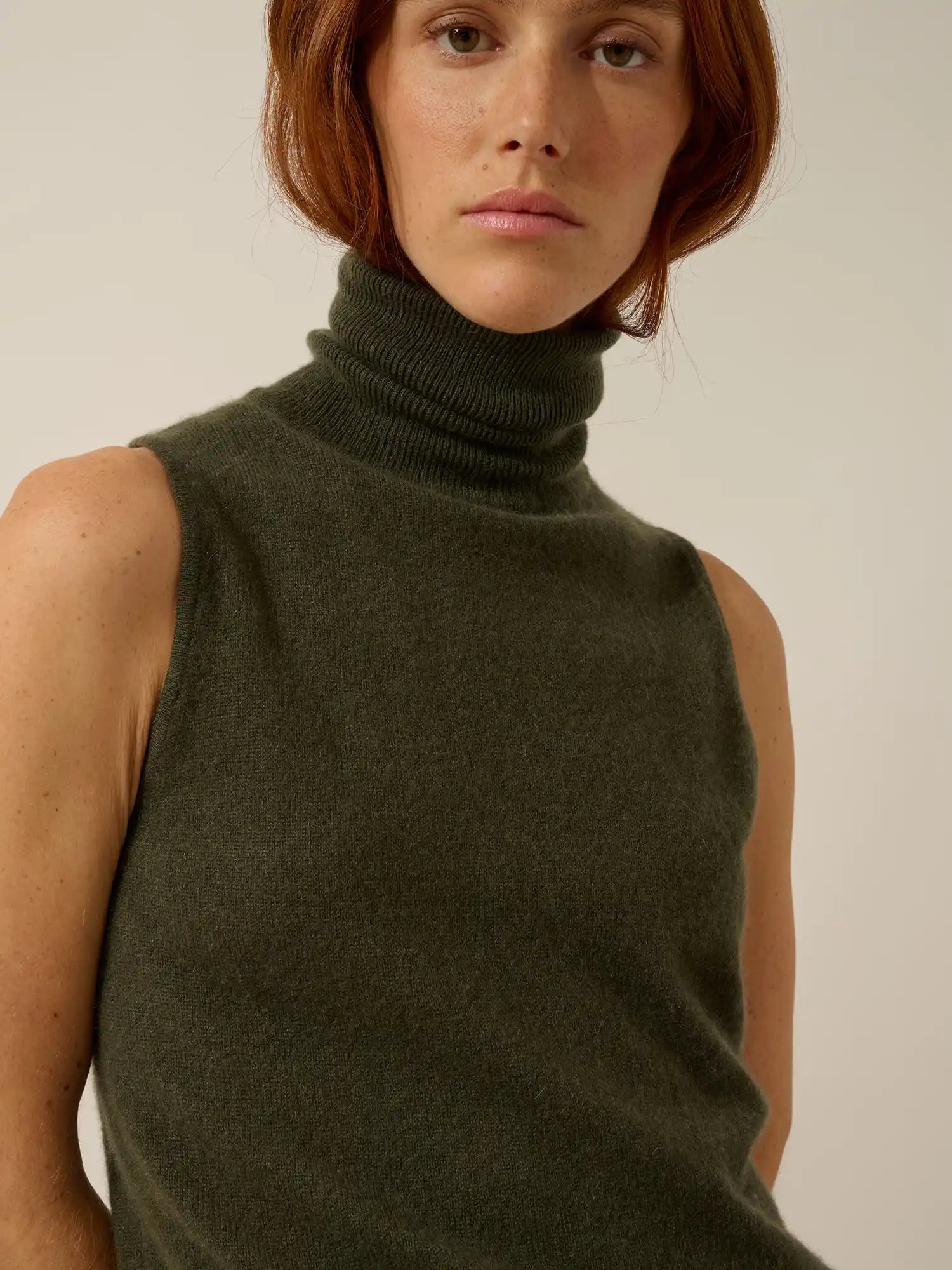 VIOLET pullover rollkragen ärmellos khaki