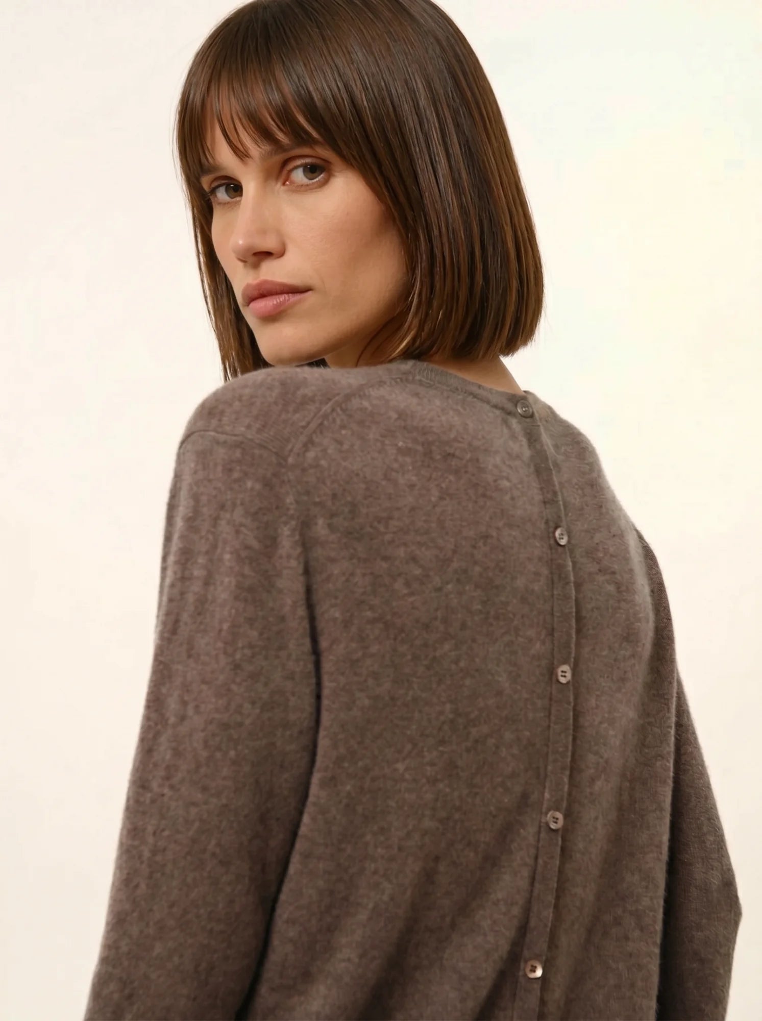 JANICE pullover rundhalsausschnitt geknöpft hinten taupe meliert
