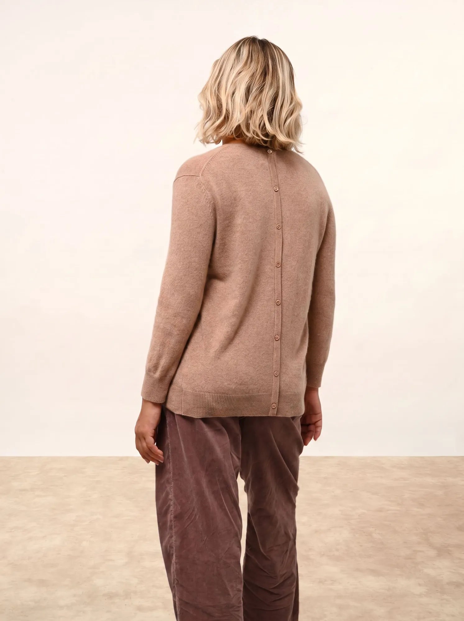 JANICE pullover rundhalsausschnitt geknöpft hinten camel meliert