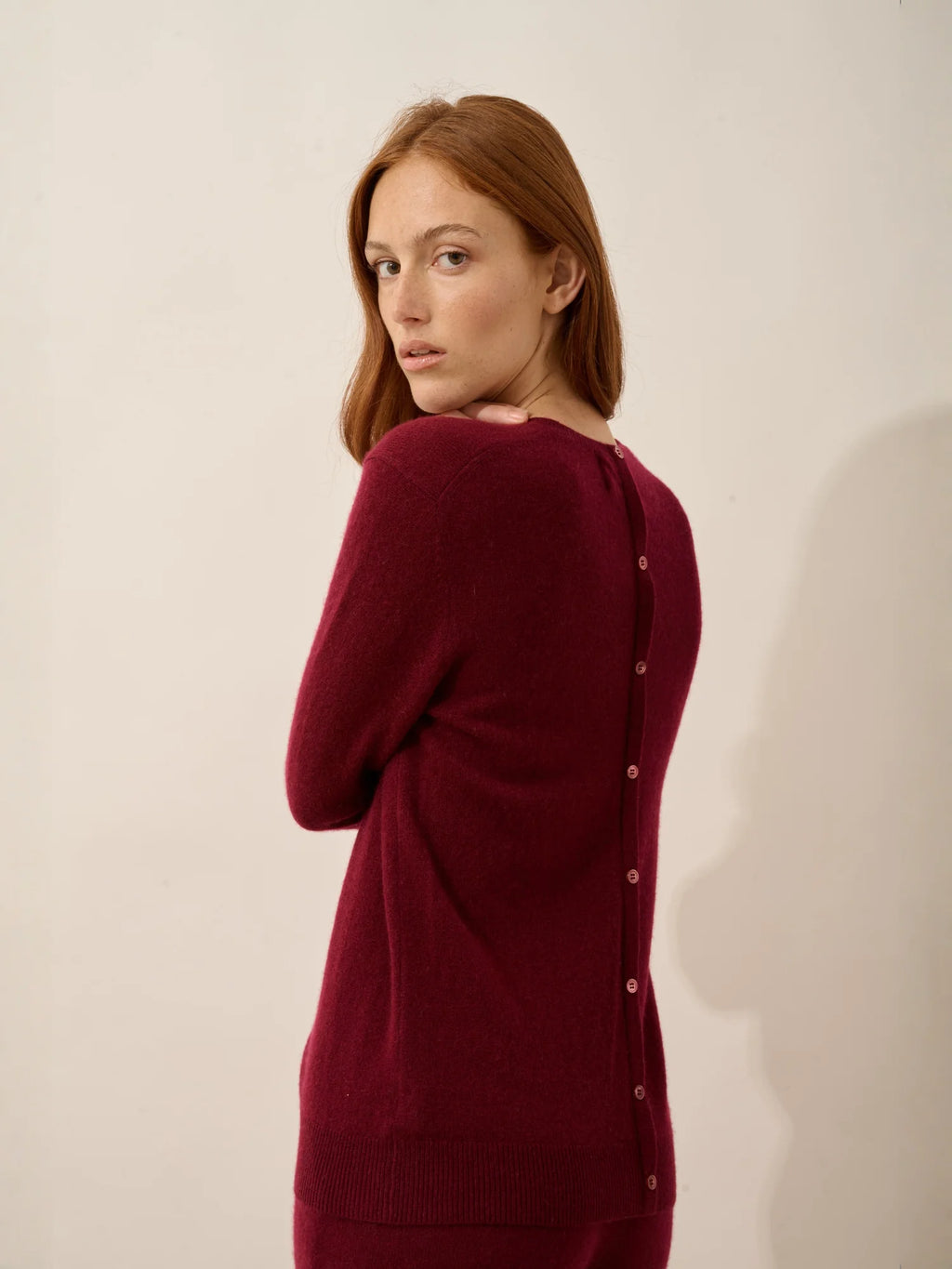 JANICE pullover rundhalsausschnitt geknöpft hinten bordeaux
