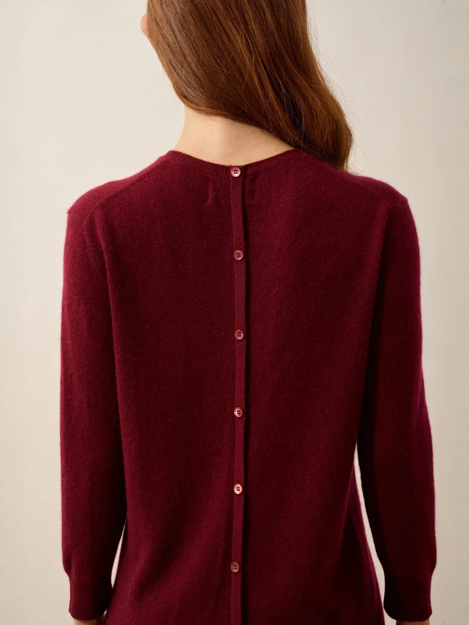 JANICE pullover rundhalsausschnitt geknöpft hinten bordeaux