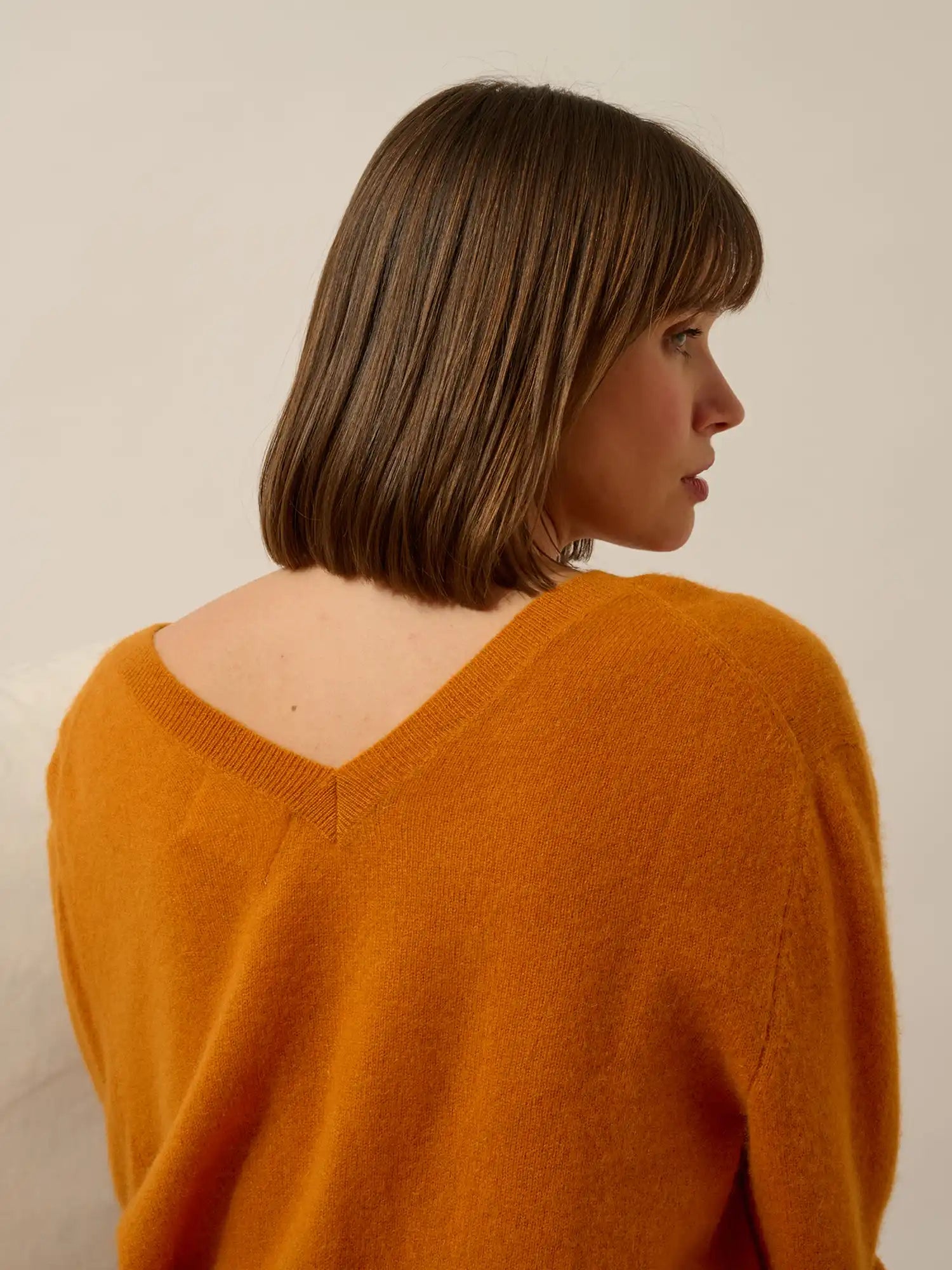 OPAL pullover v-ausschnitt vorne und hinten ocre