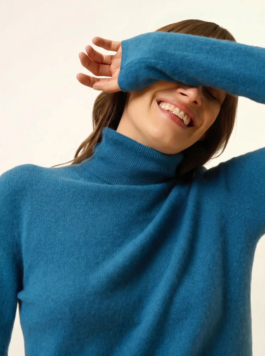 AVA pull col roulé paon